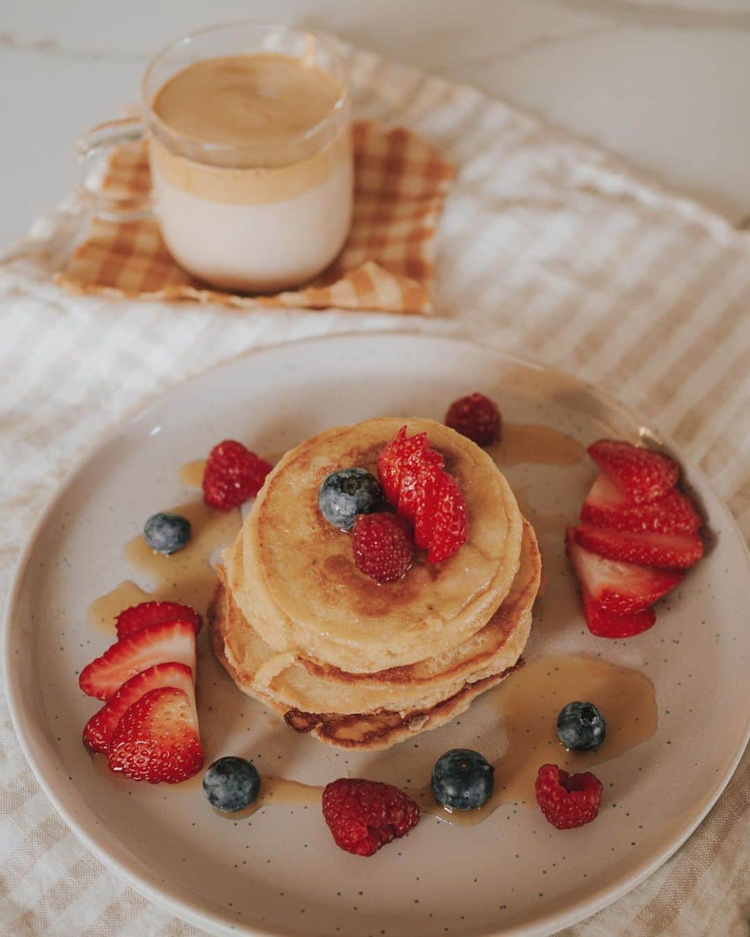 W E Y L I Eのインスタグラム：「Making pretty & yummy food is my go-to activity for 2020. I’ve experimented with more recipes this year than I ever have before. Much fun, some fails, but much fun 😂  New main channel video coming tomorrow!!」