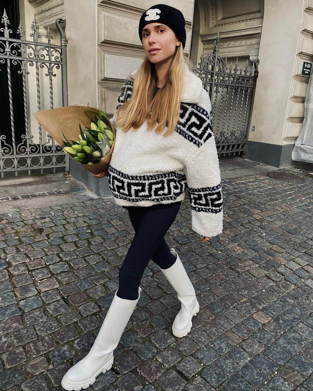 ペニーレ・タイスベックのインスタグラム：「We went flower shopping 🌾  Thankful for beautiful days like this having something very precious to look forward too 👼🏼」