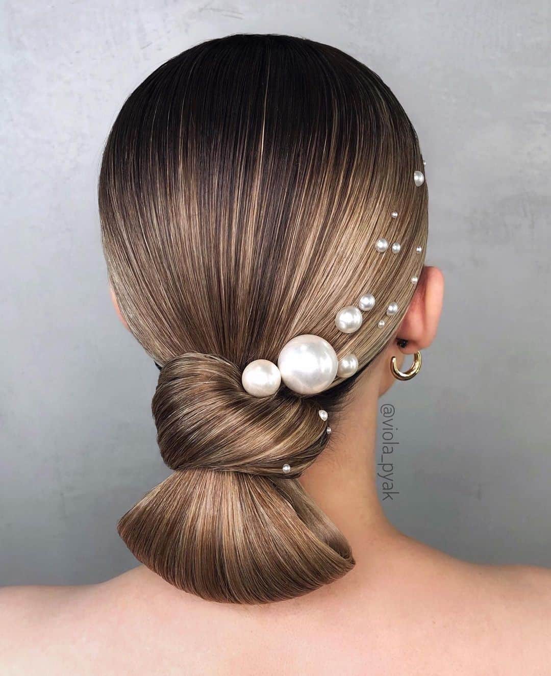 Sam Villaさんのインスタグラム写真 - (Sam VillaInstagram)「Who says you can't go totally #glam this #Thanksgiving?! Nothing quite says #holidayhair like a @viola_pyak #hairstyle. Simple, chic, and making our list of #styles to perfect for 2021 #weddings. Talk about #TimelessBeauty!⠀ ⠀ Wishing you and yours a #happyThanksgiving from the #SamVillaFamily.」11月27日 4時46分 - samvillahair