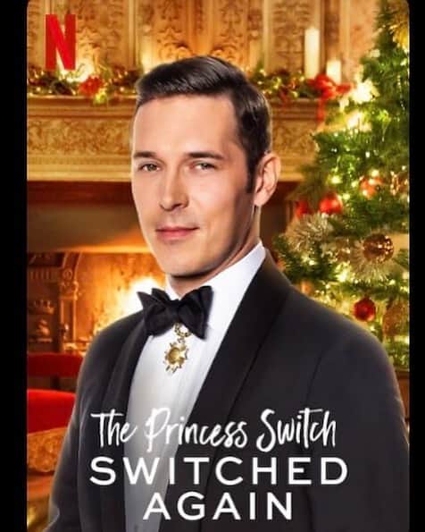 キャサディー・ポープのインスタグラム：「Have any Thanksgiving traditions? My family and I always watch a Christmas movie Thanksgiving night to kick off the holiday season. I HIGHLY recommend “The Princess Switch Switched Again” to get ya in the spirit. Also, check out the song @sampalladio and I wrote for the movie, “Under The Tree.” It’s a sure fire way to get ya in your holly jolly feelings. Check the movie out on @netflix and the song out anywhere you can buy or stream music! Happy Thanksgiving and happy holidays everyone!」
