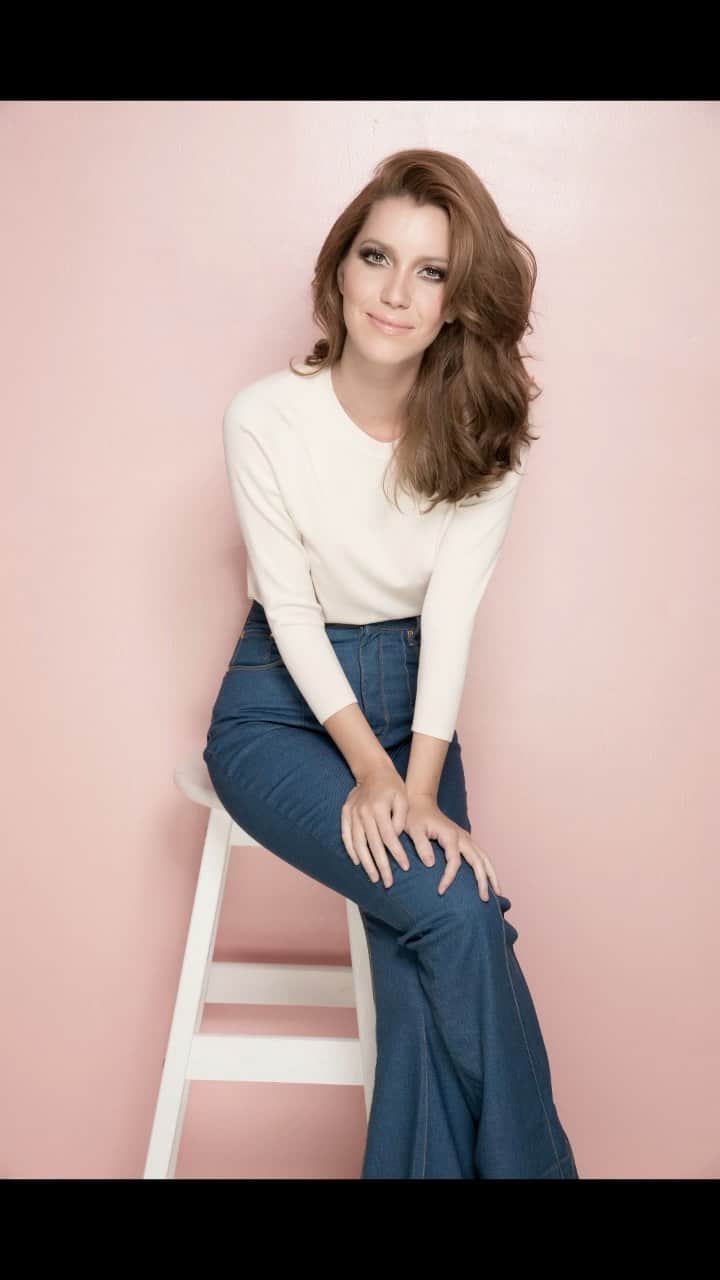 ナタリア・ディルのインスタグラム：「Um #TBT pra animar a quinta e matar a saudade das capas de revista!   Foto: @pinogomes  Styling: @julianoezuel  Beleza: @cleideara」