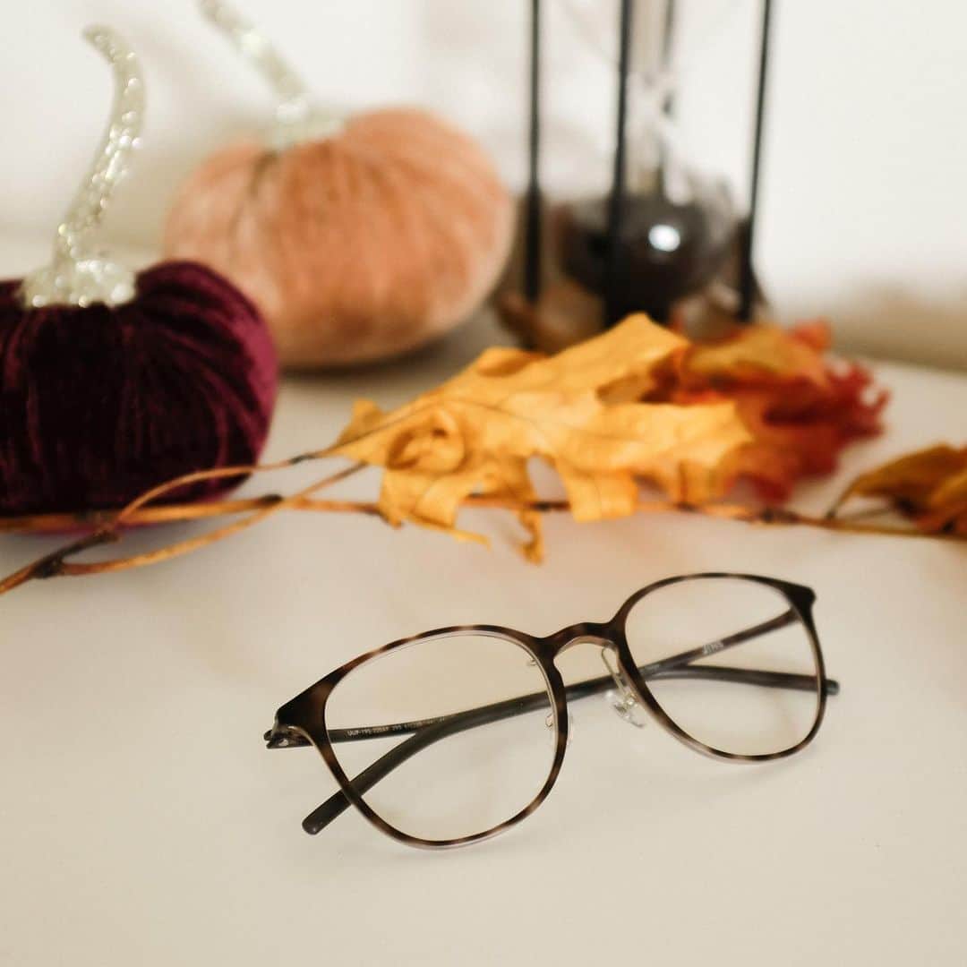 のインスタグラム：「From all of us here at JINS, Happy Thanksgiving! 👪🦃  Pictured here is a beautiful, wellington-shaped Airframe. Simple and light for any occasion. Lightweight glasses (that are way too gourd to pass up).」