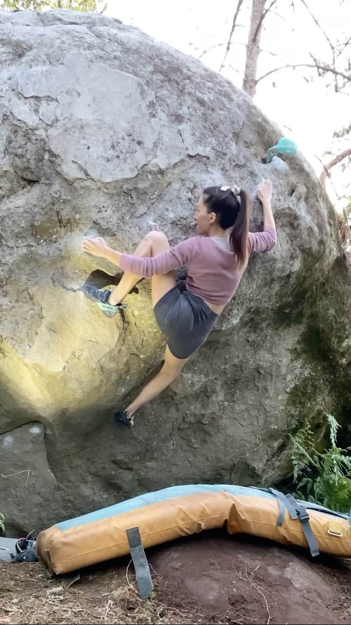 キャロライン・シノのインスタグラム：「Un projet (ouvert maintenant) de Bouligny que j’ai hâte d’aller re essayer et qui m’avait donné une poulie partielle avec Mysterio🤪. On avait ouvert quelques blocs de ce côté, je vais essayer de les mettre sur bleau.info quand tout rentrera dans l’ordre🙌🏼 🎥 A l’ombre des maris 8A  @crimpoilofficial #climbmassage #recoverfaster」