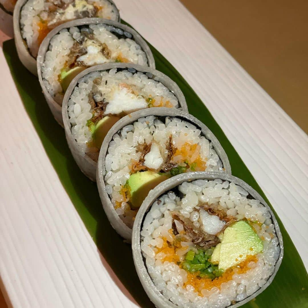 松久信幸さんのインスタグラム写真 - (松久信幸Instagram)「One of my Matsuhisa’s signature rolls  Many ideas are born from the requests from customers 💡💡#softshellcrabroll  Around 1982, there was requeste from a customer to make a sushi rolls ,and it was completed at the time #softshellcrab 🦀 @matsuhisabeverlyhills @nobumatsuhisa_dinnerware」11月27日 4時57分 - therealnobu