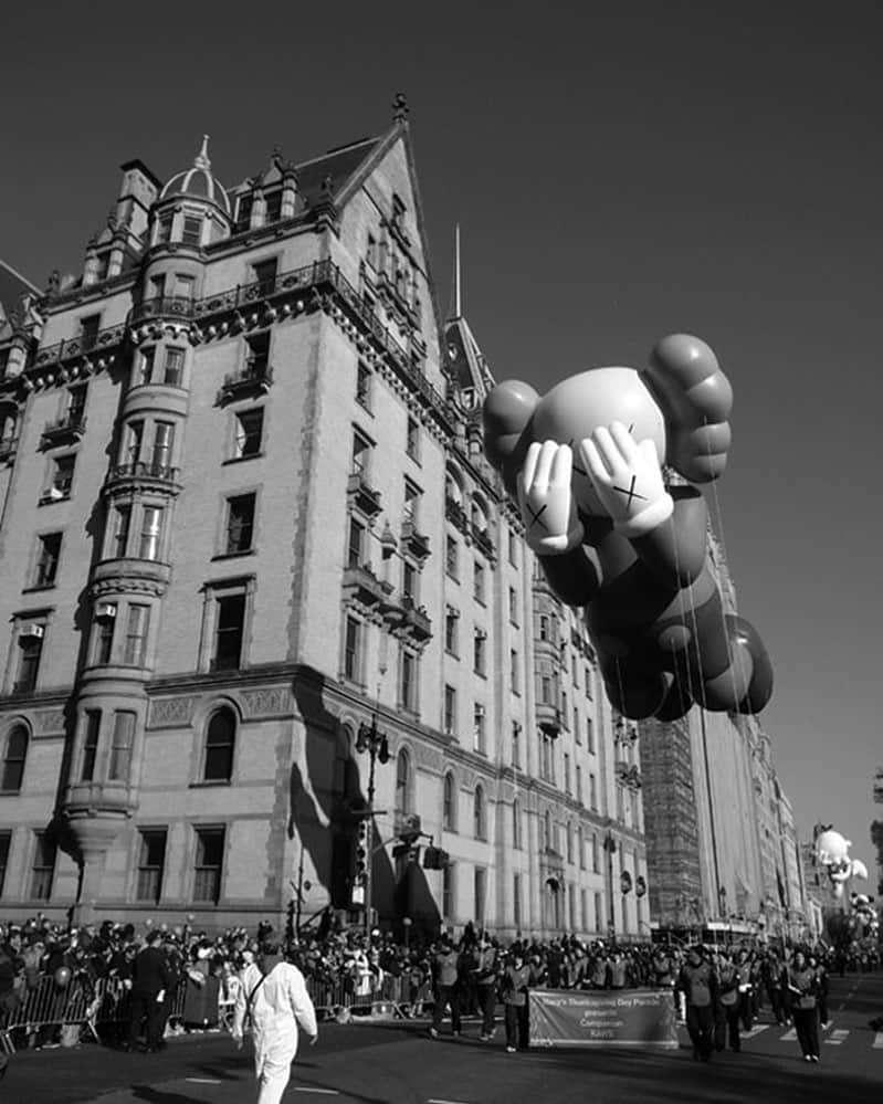 KAWSONEさんのインスタグラム写真 - (KAWSONEInstagram)「Macy’s Thanksgiving Day Parade, 2012, New York #KAWS 📷by me」11月27日 4時57分 - kaws