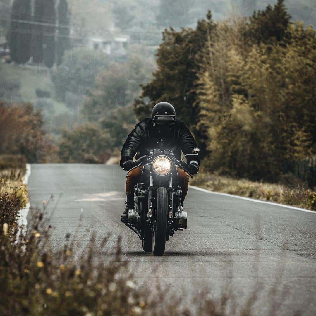 epidemic_motorsさんのインスタグラム写真 - (epidemic_motorsInstagram)「@mat_giova ・・・ 📸 @nikitacasucci   #suzuki #caferacer #caferacerclub #gsx #750 #1982 #handmade #builtnotbought #panning #totalblack #blacknoir #caferacergram #rider #motorbike #panningcommunity #vintage #oldschool #retro #80s #elegant #glossy #matt #paintitblack #panningphotography #suzukimoto #rearwindow #window #mask #ninja #ninjawarrior」11月27日 4時59分 - epidemic_motors