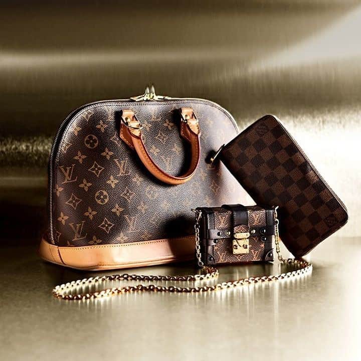 GILTのインスタグラム：「If closets could talk, they’d say “go for it.” Tap the link in bio to shop vintage #LouisVuitton.」