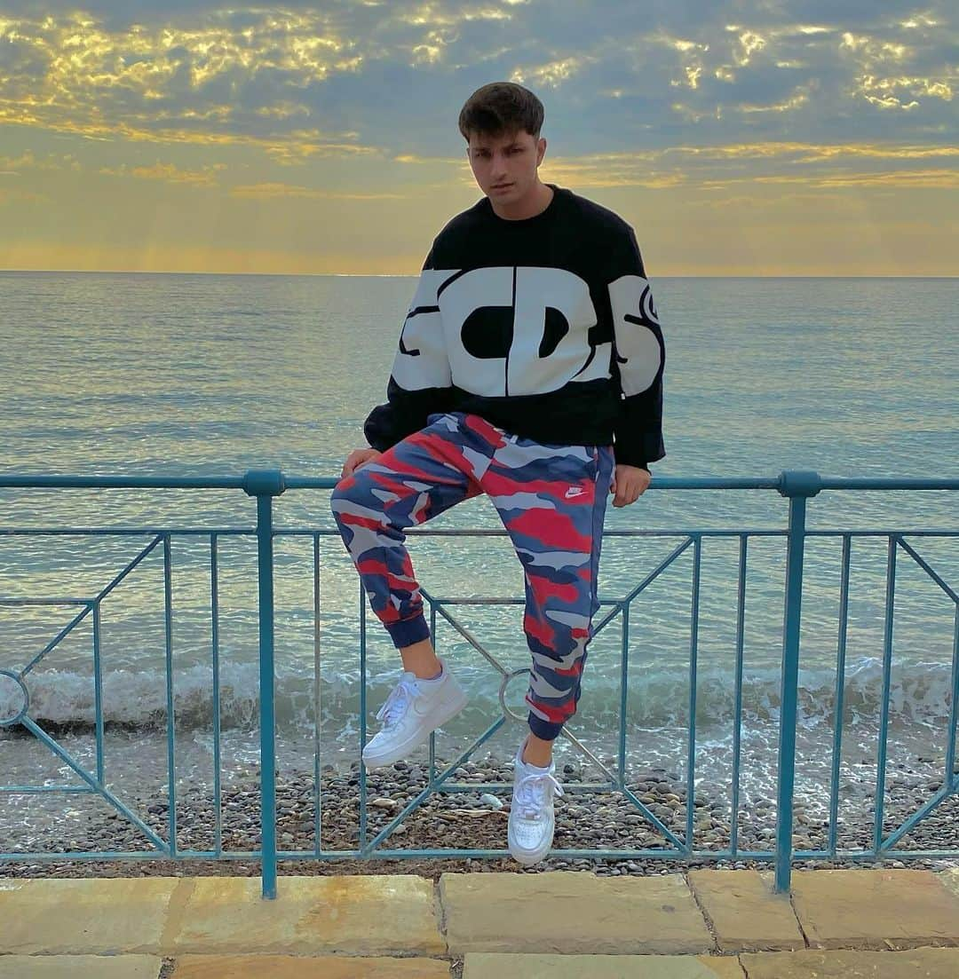 ピエトロ・ペッレグリのインスタグラム：「Tu lasciali blaterare e poi vai avanti e fai sempre quel che ti pare 😝  @gcdswear 😛 € & $ #picoftheday #boy #gcds #sea #see #fun #sun #sunset #sunny #instagram #liguria #streetstyle #life #love #lifestyle #amazing #instagood #insta #photooftheday #photography #photo #italy 🌊 ☀️」