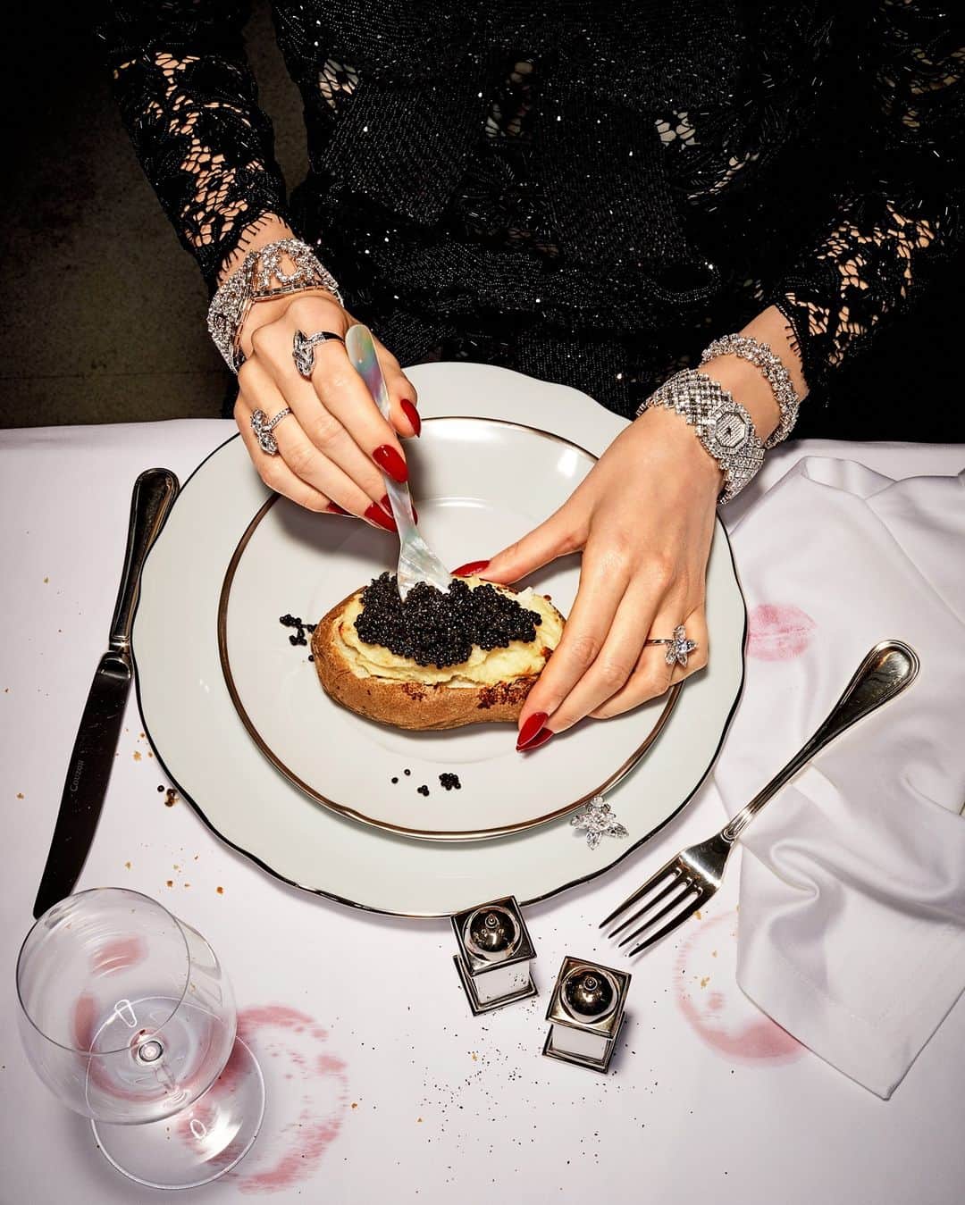 ShopBAZAARさんのインスタグラム写真 - (ShopBAZAARInstagram)「Dig in! When the feast comes to an end, the holiday shopping begins. We encourage you to devour our 2020 Gift BAZAAR for endless gifting inspiration and luxurious pieces.  Harper's BAZAAR, December/January 2019 Photography by Jeffrey Westbrook Fashion Editor: @amandaalagem」11月27日 5時05分 - shopbazaar