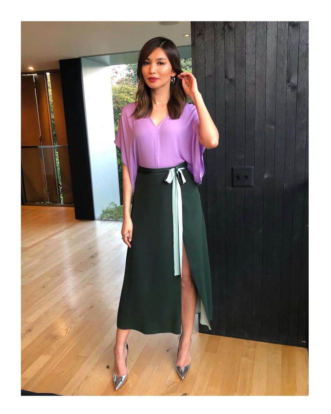 Valentinoさんのインスタグラム写真 - (ValentinoInstagram)「In Los Angeles, actress @gemma_chan was styled by @rebeccacorbinmurray in a purple blouse and green skirt designed by Creative Director @pppiccioli」11月27日 5時07分 - maisonvalentino