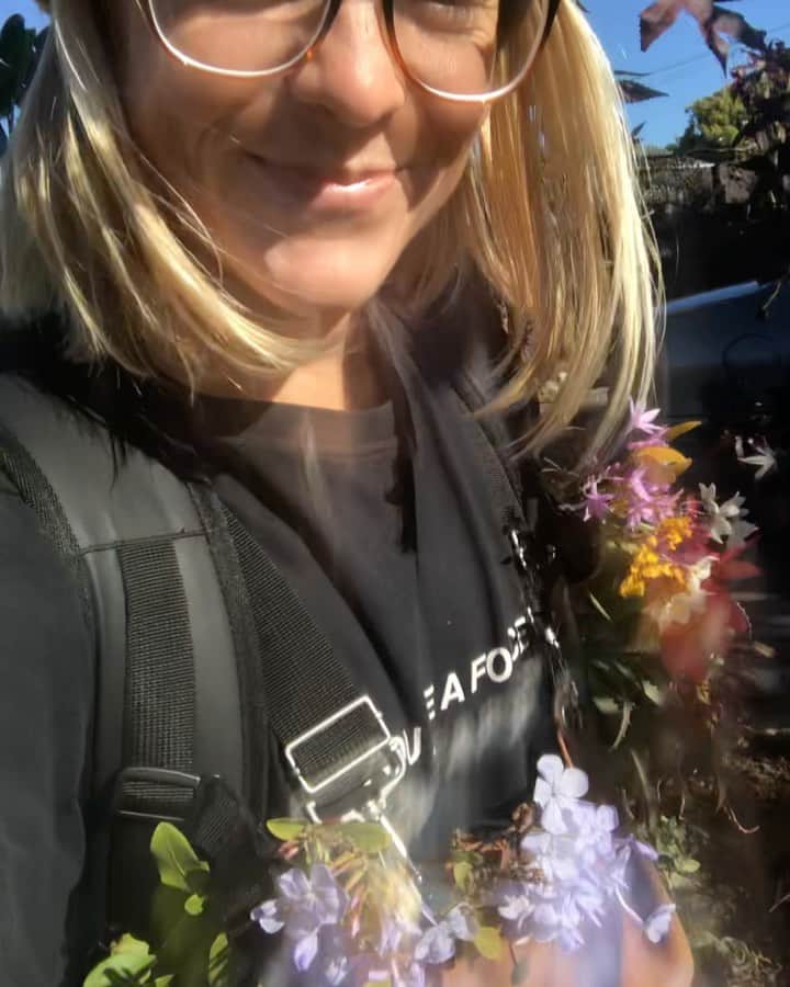 モーガン・キングのインスタグラム：「Thankful for the barefoot Cali life and y’all. Happy Thanksgiving friends. Stay  safe. ✌🏼💛」