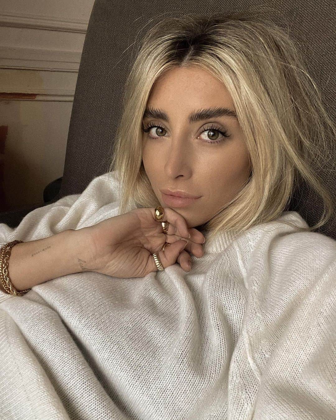 のインスタグラム：「Happy Thanksgiving 🤎 I’m a sappy mf & love gratitude, thanks, affirmations you name it. No one else played the affirmation game with their friends in high school? Cool cool. But for real, this year has thrown us more curveballs than we probably felt like catching. Here is what I’m thankful for:  🤎my first sober holiday & loving it  🖤 being with my family & FaceTime  🤍 how far we’ve come on MOOD and you all relating to my many moods  🤎 my friends, picking me up when i simply couldn’t myself - time after time  🖤 your overwhelming support for @laurenelizabethcollection making this holiday so full circle for me  🤍 simply surviving the most insane year of my life  🤎 literally you guys. when i felt like i couldn’t do any of this anymore - you were there supporting me. For real, thank you.  🖤 for there always being a new day and to many more, one moment at a time.  🦃 what are you thankful for?」