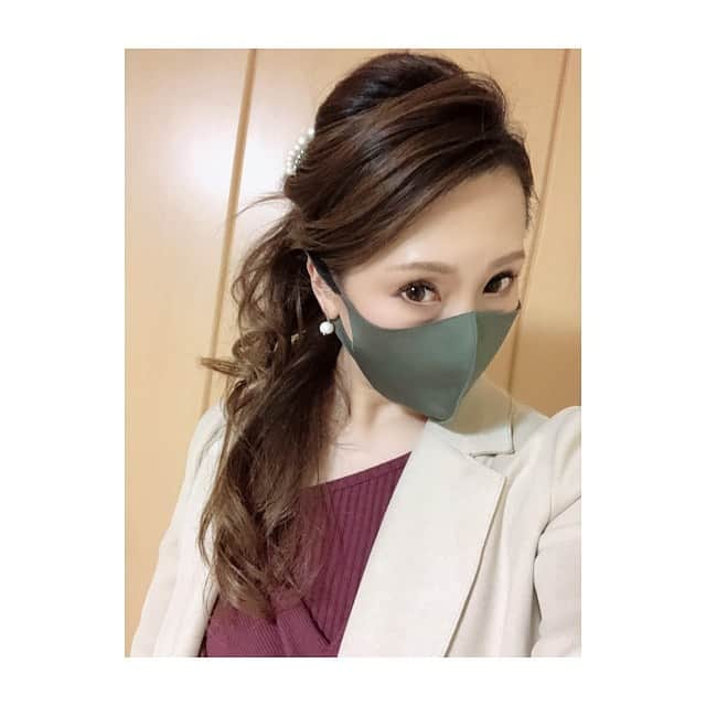 田中里依奈さんのインスタグラム写真 - (田中里依奈Instagram)「お気に入りのバスソルト💕 3億8千年前のヒマラヤ岩塩のバスソルト🙄 聞いただけでもの凄いパワーがありそう➰😃🌸 コレ入れてお風呂入ると、汗だくになるしあったまるから好き🥰✨ お隣は、クレイパック✨洗顔にもなるけど、私はパックとして使ってます💓 あと、カーキの暗めの色のマスクにしたら、顔色が少し悪く見えちゃうんだね😥今日の髪型可愛かった🥰✨  . #アムリターラ#ヒマラヤ岩塩バスソルト #ヒマラヤ岩塩#ローズマリー#オーガニック#オーガニックコスメ#バスソルト#クレイパック#boostfacialwash #organic#bioplebycosmekitchen #cosmekitchen#ナチュラル#デトックス#リラックスタイム#ナチュラルローソンでも買えるよ」11月27日 5時27分 - riina_tanaka