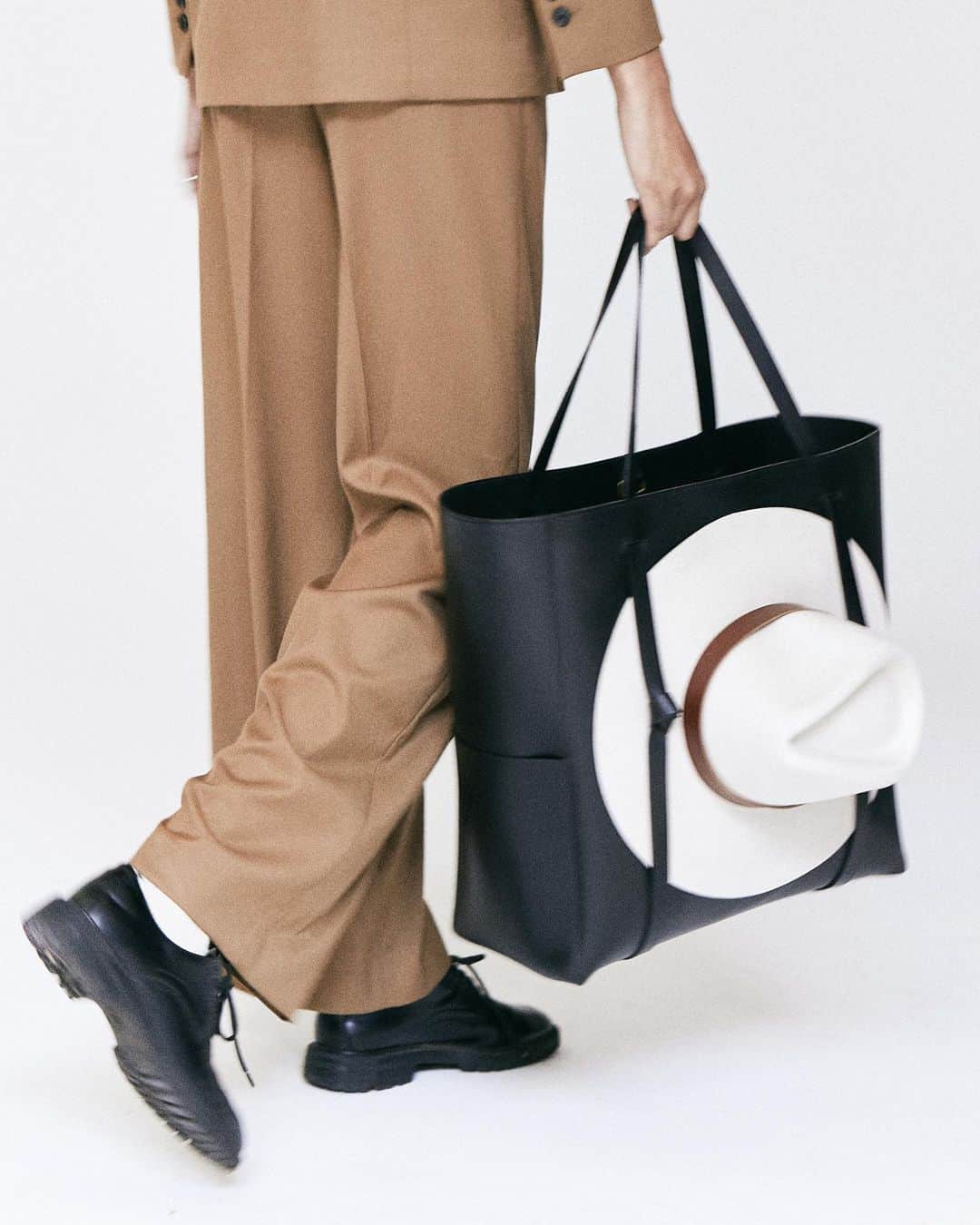 JanessaLeoneのインスタグラム：「BAG 02 + SABLE  #janessaleone」