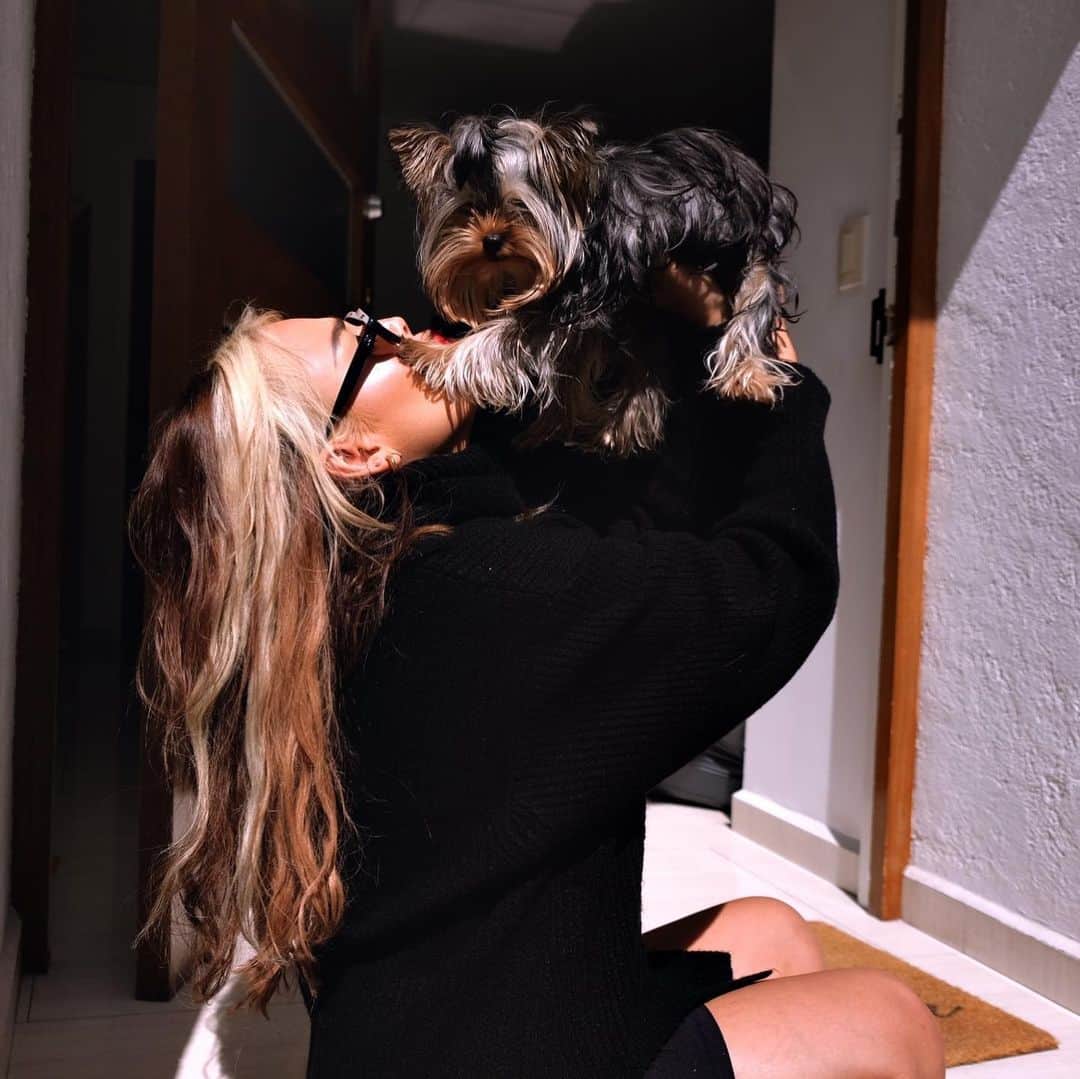 Danna Paolaのインスタグラム：「#happythanksgivng 🍁 amo este día, no es muy normal celebrarlo en méxico pero, no puedo estar más agradecida de todas las bendiciones en este año que me han hecho tanto bien... y a pesar de la situación tan difícil y todo lo que hemos pasado, I’m happier than ever, grateful than ever, le he dado la vuelta a todo lo malo y poder ver el lado positivo, el dar y recibir amor de vuelta, el ser... humano, imperfectos, calidad en lugar de cantidad y en ese proceso conocer almas TAN BELLAS🤍 So, seamos agradecidos de despertar cada día y poder abrazar y cuidar a los nuestros.  🙏🏼 no matter what our circumstance, we always have something to be thankful for.」