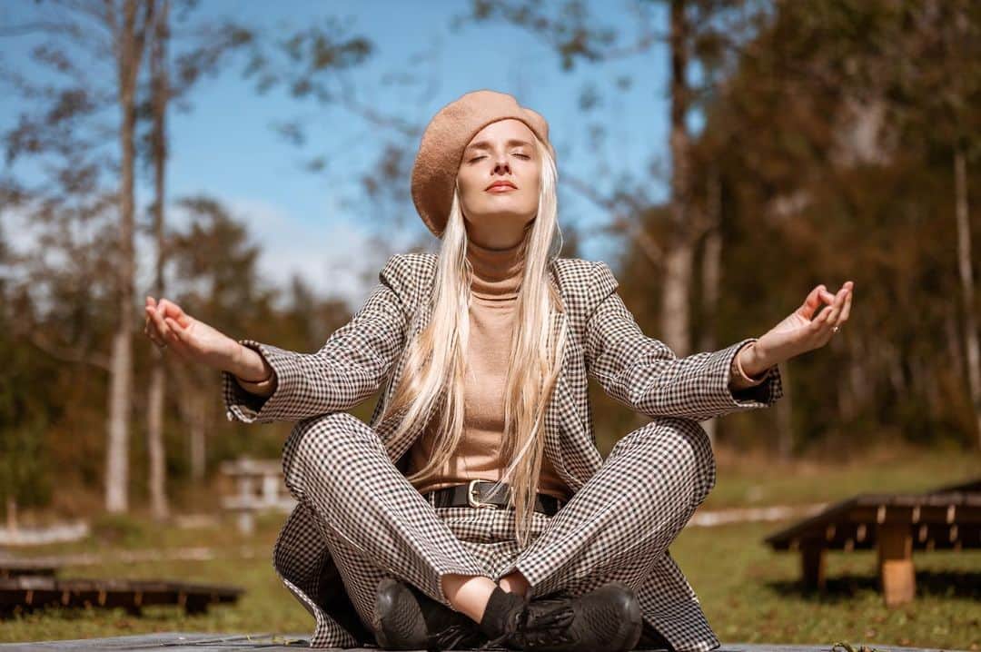 Nika Kljunのインスタグラム：「Happy Thanksgiving 🧡🍁🦃🌳, my loves ✨. I know this day looks a little different for most of us this year, but there is still so much to be thankful for today, as there is every day of the year 💎🙏🏼☮️. Especially in these times, each day is a gift 🎁, & I hope that 2020 helps us all remember that as we move forward... . It’s so easy to think about what some of us might be sacrificing this holiday, but part of being thankful is understanding that there are so many who know what it means to go without, all too well, covid or not. Remember to have compassion and to count the blessings you do have...I know that there is always someone praying for what I have. 🙏🏼 . I didn’t grow up celebrating this holiday but I’ve enjoyed getting to know this tradition since I’ve moved to America 🇺🇸. Sending you all so much love and peace, today. ☮️ Hope you get to enjoy something yummy 😋🍽🥧🥘 👩🏼‍🍳 . 📸 by @tijaazman_photography  #gratitude #thankfulgratefulblessed #thankfuleveryday #taketimeforyourself #sharelove #compassionateliving #nikakljun #happythanksgiving」