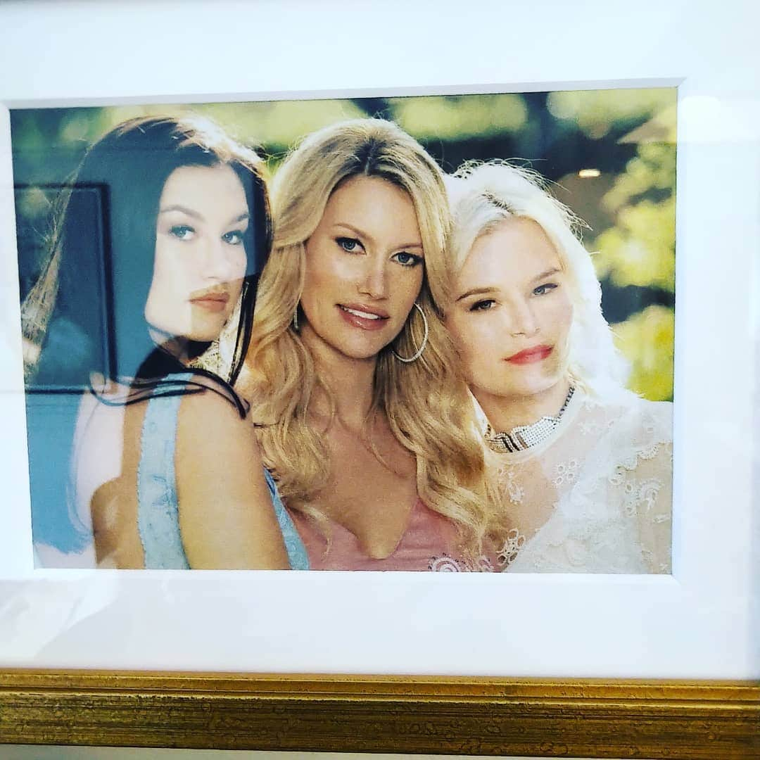 ダフ・マッケイガンさんのインスタグラム写真 - (ダフ・マッケイガンInstagram)「Thankful to have these ladies in my life! Sorry for the picture of a picture...but gotta make do! Happy Thanksgiving everyone! @maemckagan @susanholmesmckagan @gracemckagan」11月27日 5時39分 - duffmckagan