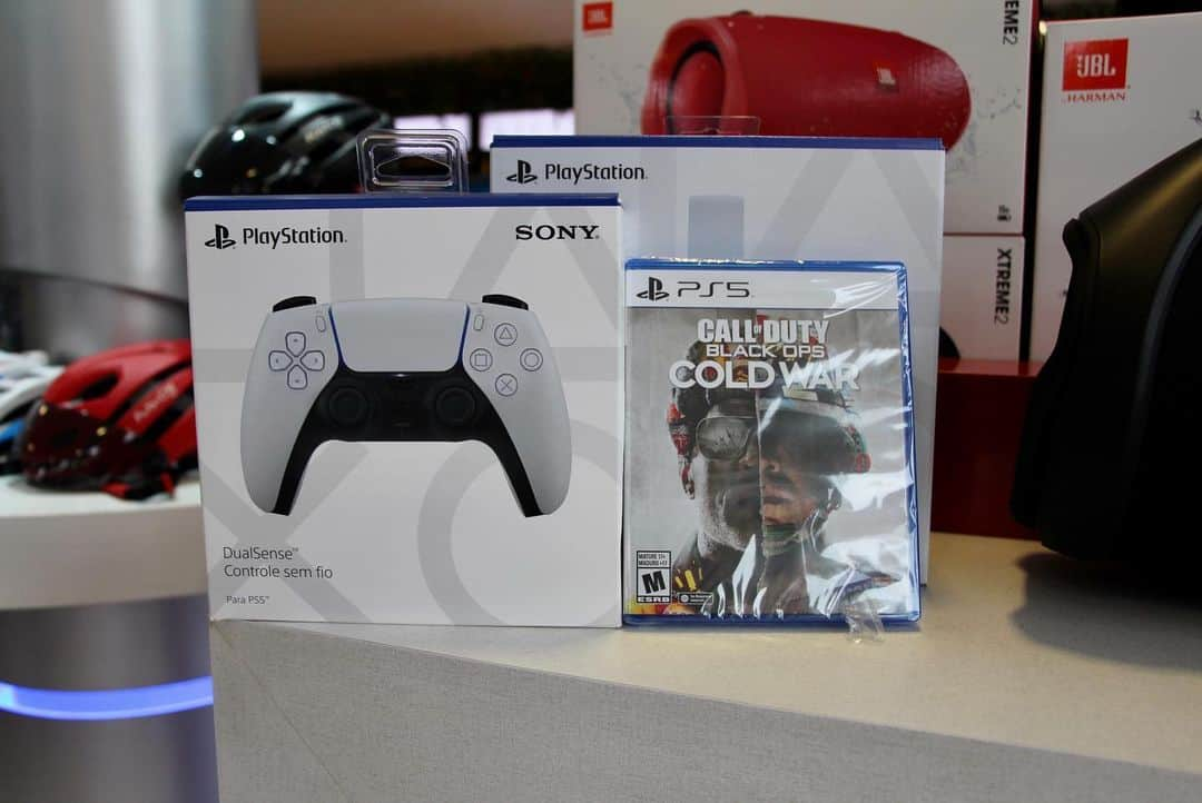 ラリッサ・リケルメさんのインスタグラム写真 - (ラリッサ・リケルメInstagram)「Llegaron la #playstation5 en @fercellmall   Quien tiene el suyo...? 😍🤩  Apúrate que se agotan..! Pasa ya por @fercellmall 🤍✨  🍀 Soy una muy buena tía 🍀💪🏻」11月27日 5時45分 - larissariquelme