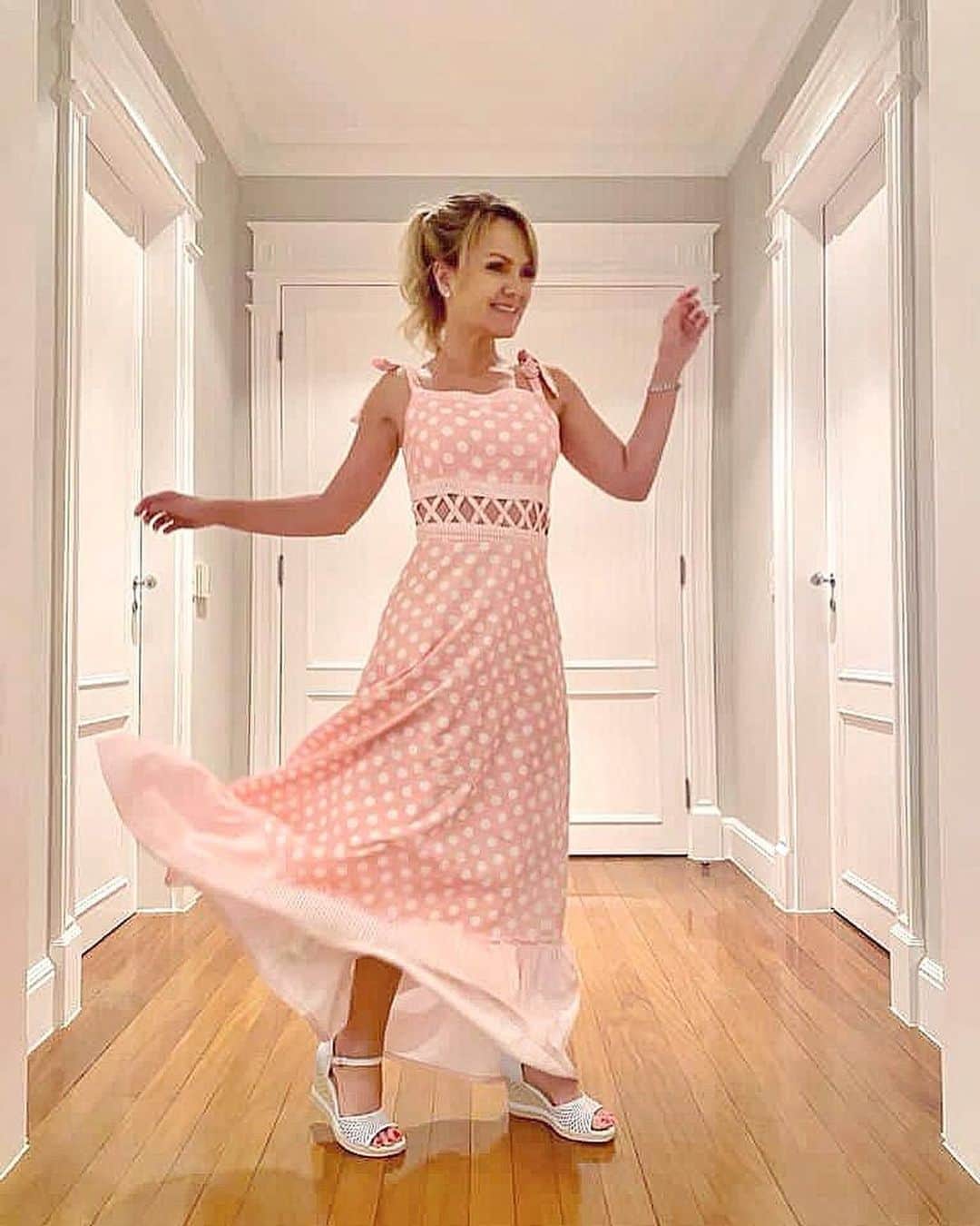 Eliana Michaelichin Bezerraのインスタグラム：「Hoje meu look foi inspirado nesta sandália anabela da Comfortflex que eu recebi. Ela conta com uma tecnologia incrível e com amortecimento para a planta do pé. Super confortável para o seu dia a dia.  Vc vai amar!! Quer saber mais sobre este modelo que estou usando? Então entra no site www.lojacomfortflex.com.br e procura pela referência 2053403 para conferir todos os detalhes, ou pode ir no perfil do Instagram @comfortflex. Vai lá!! ❤️#ad #comfortflex #conforto」