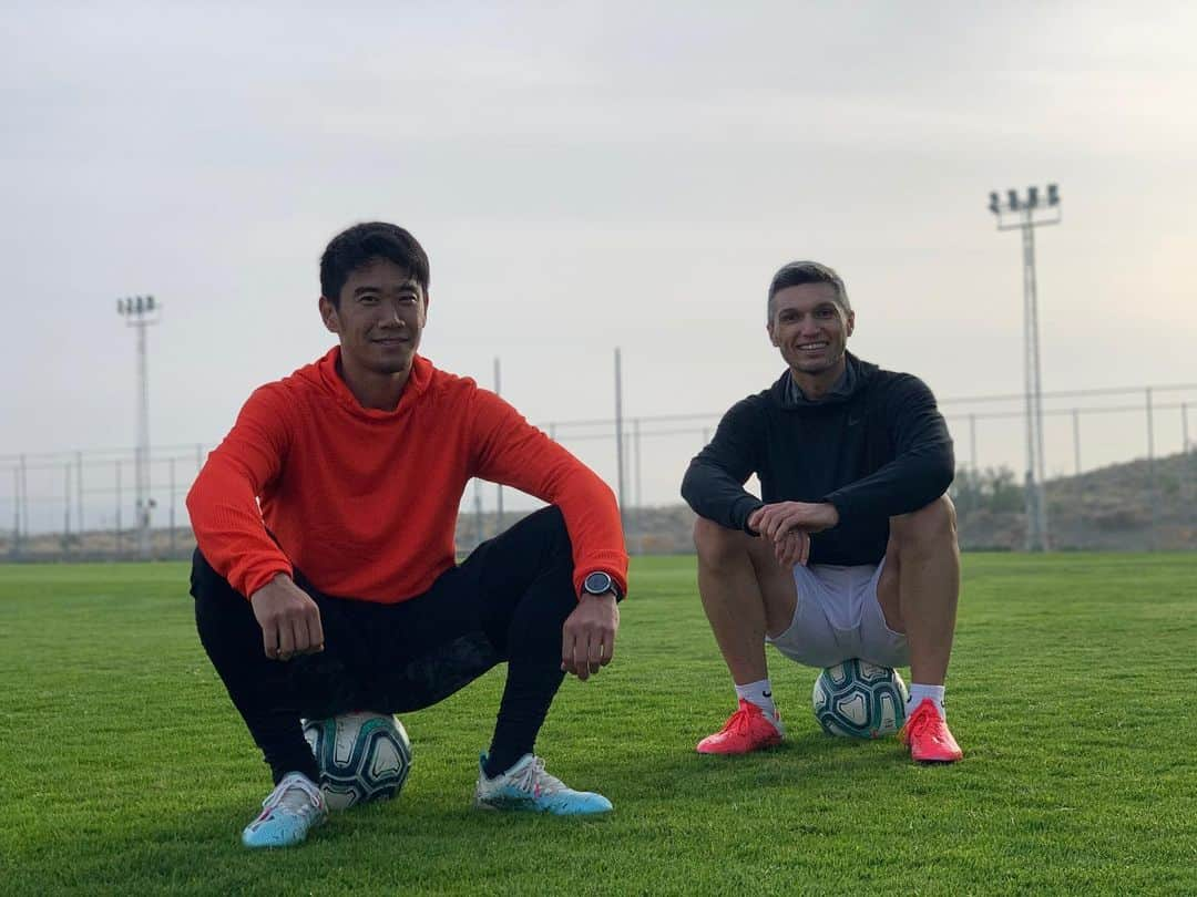 香川真司のインスタグラム：「Training with @danitorresr 🇯🇵🇨🇴 We are well prepared👍 Entrenando con @danitorresr  Estamos preparados!  #sk23 #teamsk」