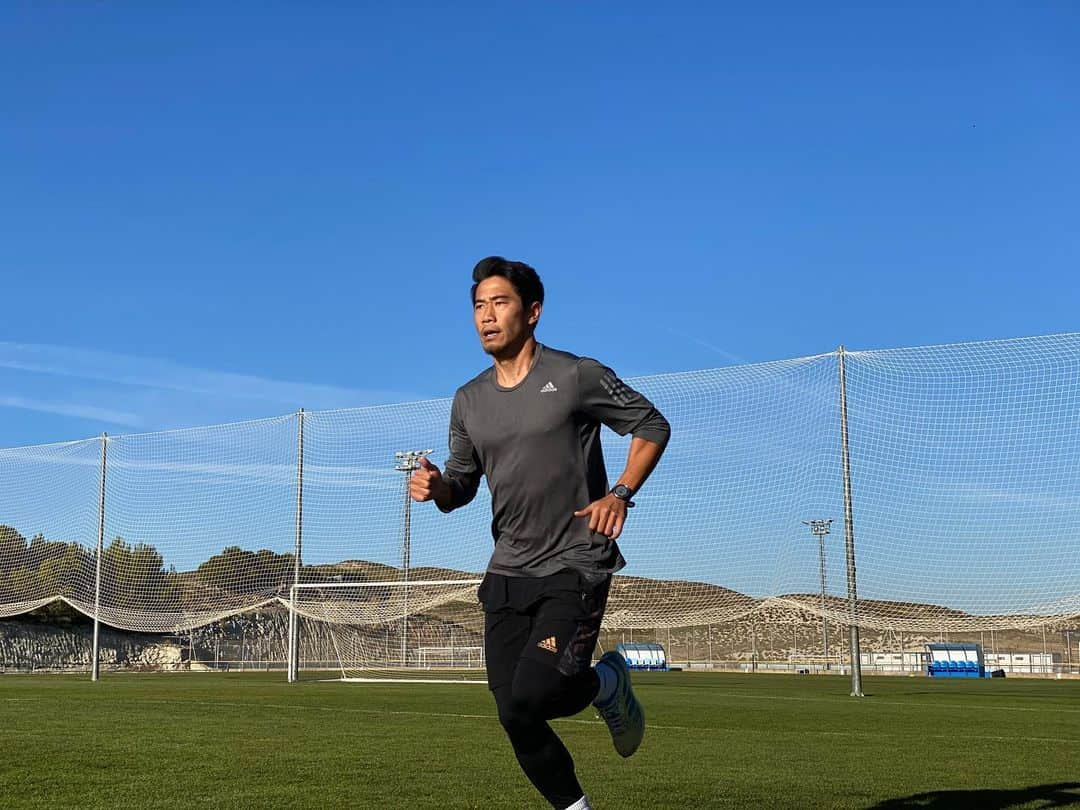 香川真司さんのインスタグラム写真 - (香川真司Instagram)「Training with @danitorresr 🇯🇵🇨🇴 We are well prepared👍 Entrenando con @danitorresr  Estamos preparados!  #sk23 #teamsk」11月27日 5時55分 - sk23.10