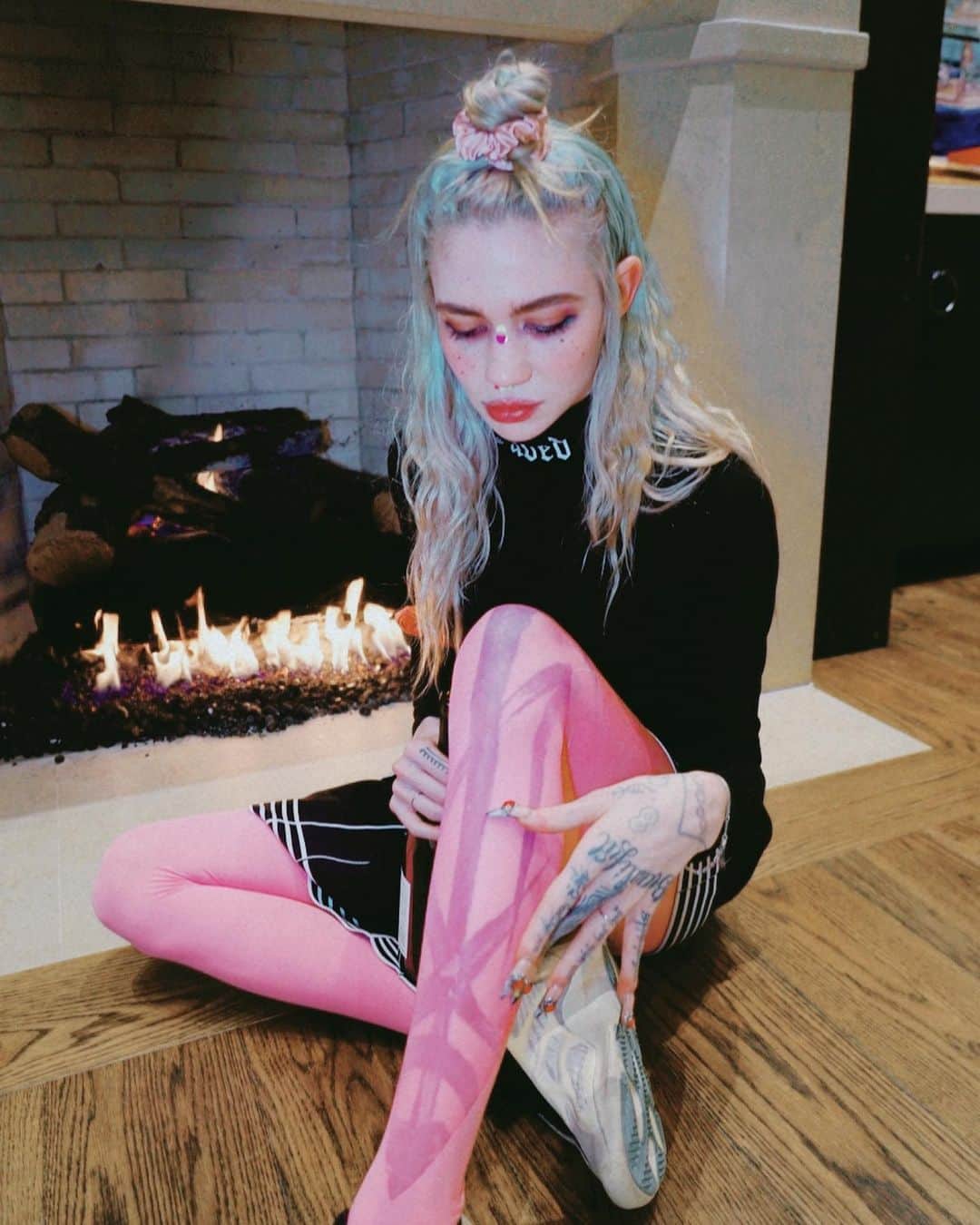 グライムスのインスタグラム：「Hey guys my coloring book is in stores now If u wanna support indie/ local book stores u can get it at (link in bio)  Illustrations by grimes   📷 @liv_boeree」