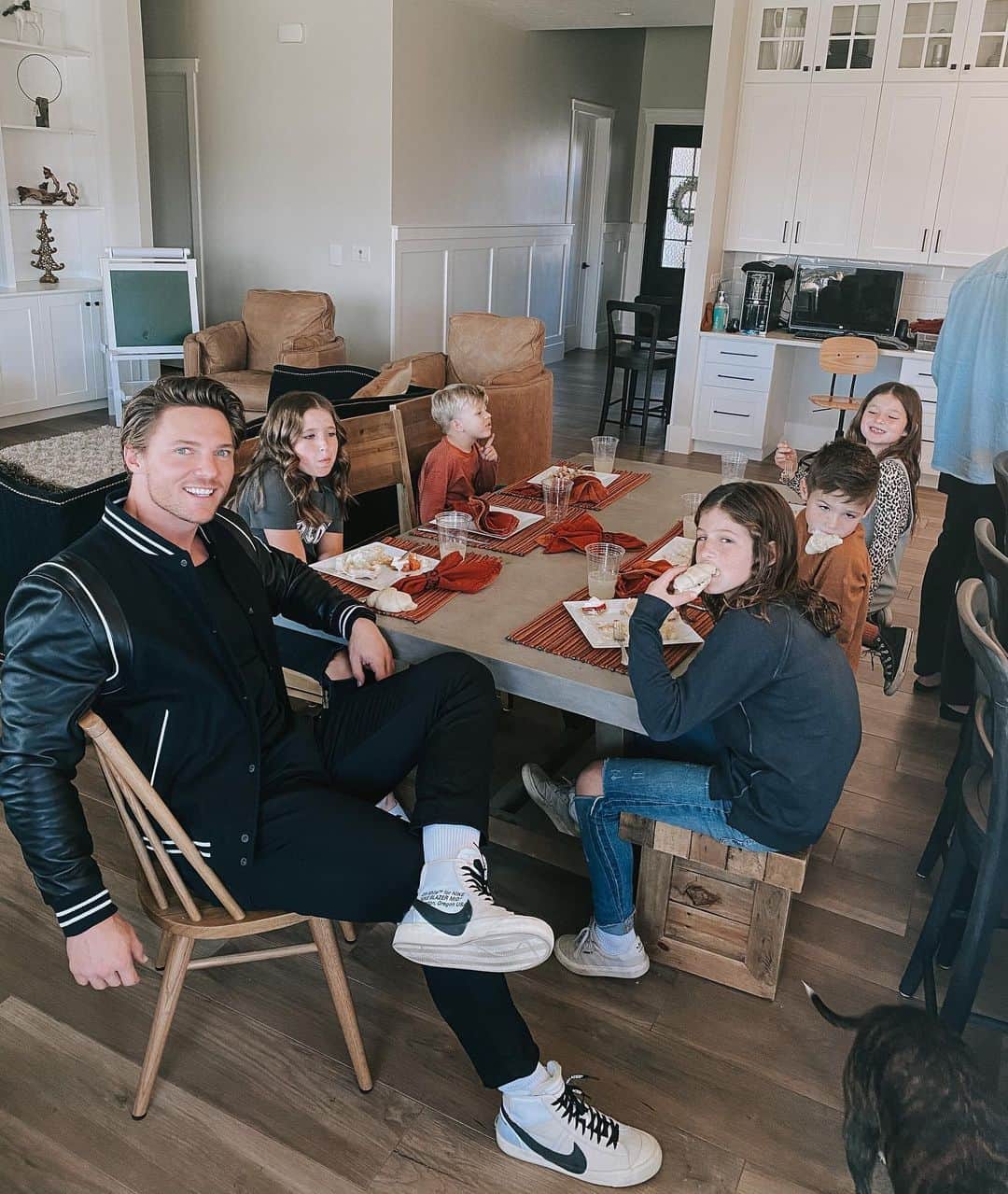 スティーブ・クックのインスタグラム：「Thankful for a seat at the cool kids table this year! Happy thanksgiving」
