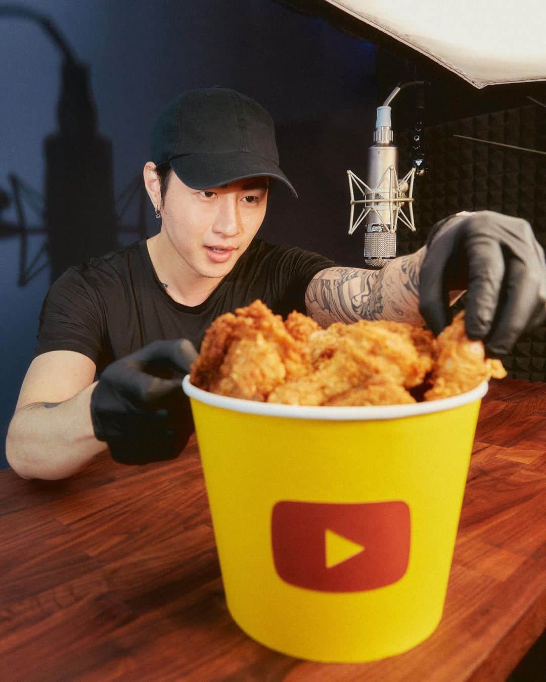 YouTubeさんのインスタグラム写真 - (YouTubeInstagram)「🍗 Hungry? Swipe to have a Thanksgiving snack with @zachchoi. ➡️ And check out today’s story for a few mukbang channels that he recommends. 😋⤴️」11月27日 5時59分 - youtube