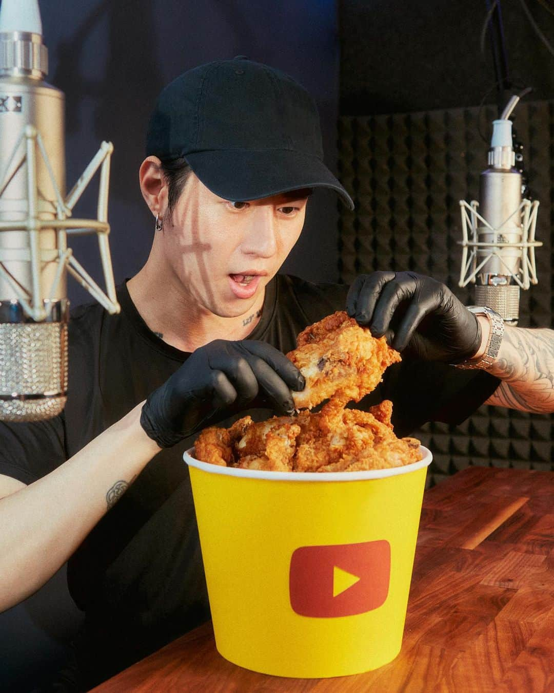 YouTubeさんのインスタグラム写真 - (YouTubeInstagram)「🍗 Hungry? Swipe to have a Thanksgiving snack with @zachchoi. ➡️ And check out today’s story for a few mukbang channels that he recommends. 😋⤴️」11月27日 5時59分 - youtube