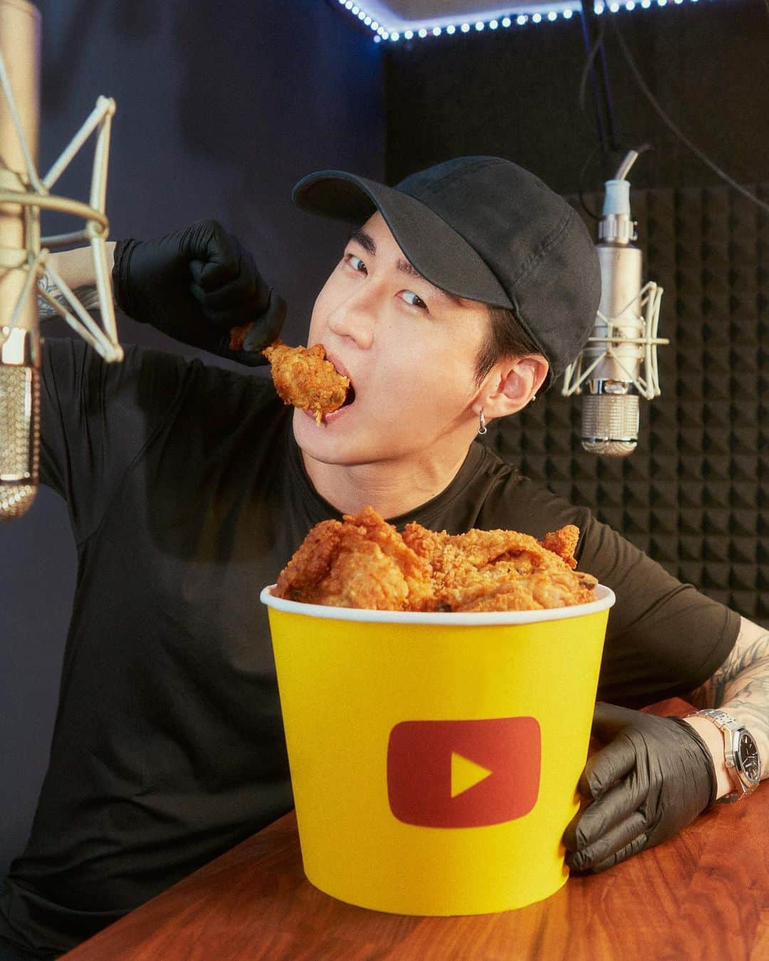 YouTubeさんのインスタグラム写真 - (YouTubeInstagram)「🍗 Hungry? Swipe to have a Thanksgiving snack with @zachchoi. ➡️ And check out today’s story for a few mukbang channels that he recommends. 😋⤴️」11月27日 5時59分 - youtube