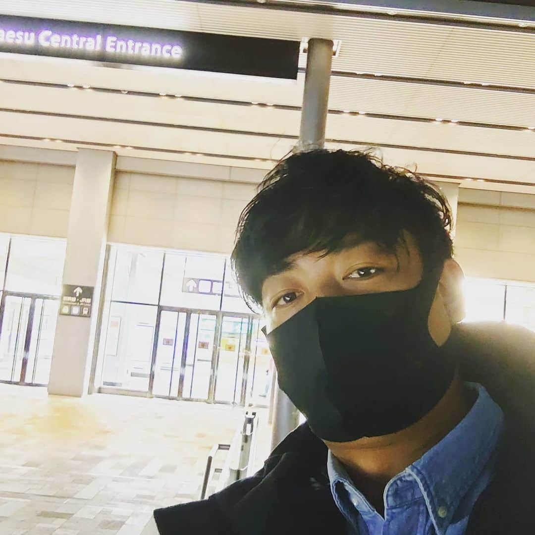 中村昌也のインスタグラム：「ロケ行ってくるよ！まだ外は暗いな😜」