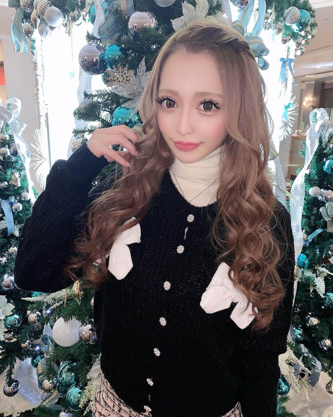 YURINAさんのインスタグラム写真 - (YURINAInstagram)「. クリスマスツリー可愛い🎄🎀💝 . . #ヒルトン名古屋 #ヒルトンホテル #クリスマスツリー #クリスマス #ファッション #冬コーデ #インポート #インポートセレクトショップ #韓国ファッション #韓国 #ヘアアレンジ #ヘアスタイル #編み込み #可愛い #綺麗 #女の子 #インスタ映え #キャバ嬢 #キャバクラ #錦 #錦3 #歌舞伎町 #六本木 #fashion #fashionista #xmas #winter #cute #girl #instagram」11月27日 6時07分 - barbiechan__xx