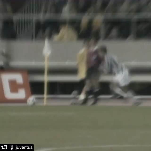 アレッサンドロ・デル・ピエロのインスタグラム：「#repost @juventus 🤪#ADP10 . . . #OnThisDay, @alessandrodelpiero sent us on top of the world with the winning goal vs. River Plate, in our 1996 Intercontinental Cup win!」