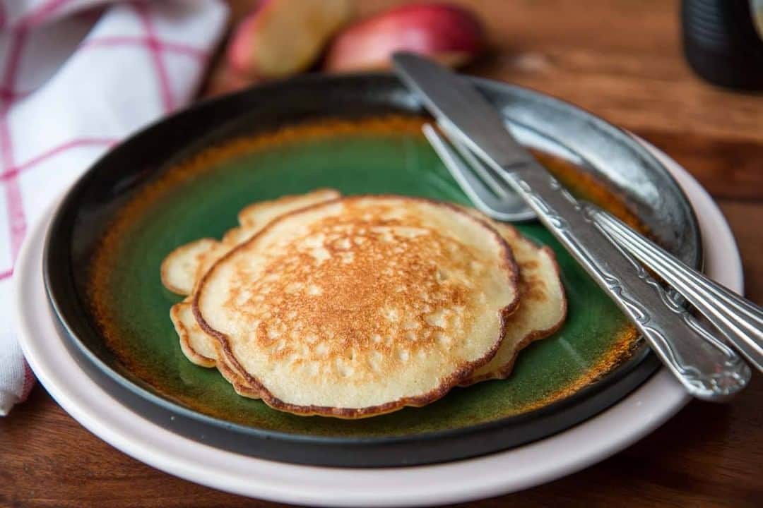Archana's Kitchenさんのインスタグラム写真 - (Archana's KitchenInstagram)「The Apple Vanilla Whole Wheat Pancakes Recipe is a super simple and quick breakfast that is packed goodness of whole wheat flour (chakki atta), grated apples and coupled with vanilla extract and eggs making the pancakes filling and nutritious. Serve the Apple Vanilla Whole Wheat Pancakes along with more apples drizzled with honey or any other seasonal fruit of your choice. Get the recipe from the smart.bio link in my profile @archanaskitchen . . . . . #recipes #easyrecipes #breakfast #Indianbreakfast #archanaskitchen #healthylifestyle #eating #highprotein #breakfastclub #cheesetoast #cheesechilli #Cheesechillitoast #homemadefood #eatfit #cooking #food #healthyrecipes #foodphotography #recipeoftheday #comfortfood #deliciousfood #delicious #instayum #food」11月27日 11時44分 - archanaskitchen
