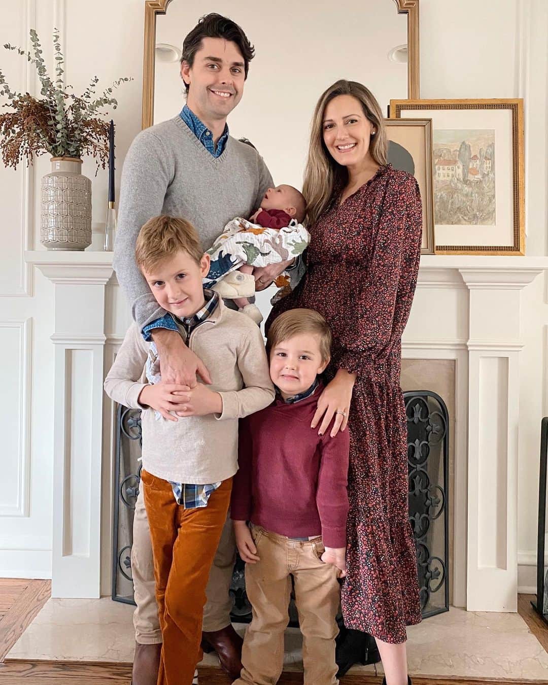 Anna Jane Wisniewskiのインスタグラム：「Happy Thanksgiving! Thankful for phone timers and tripods to snap this first pic of our family of 5.」
