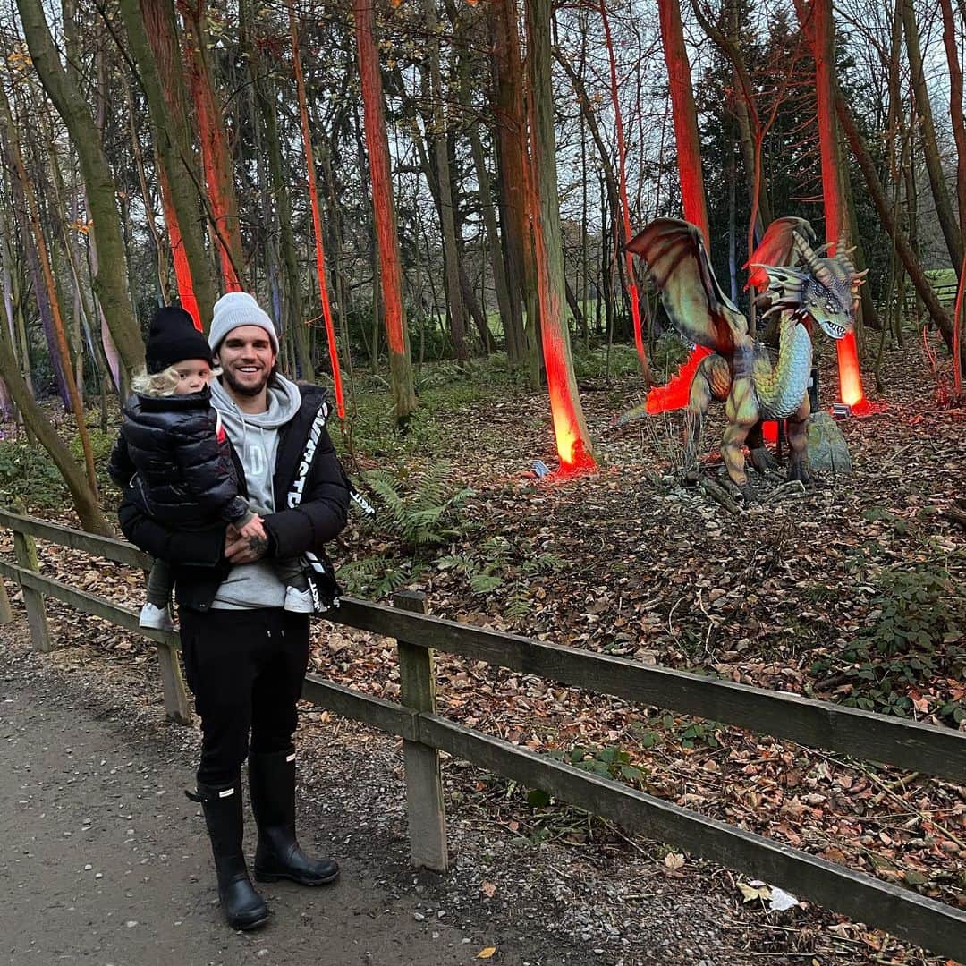 GazGShoreさんのインスタグラム写真 - (GazGShoreInstagram)「Nothing to see here just me Chester and a dragon 🐉😂💙 nice family walk around the Xmas lights at stockheld park」11月27日 6時22分 - gazbeadle