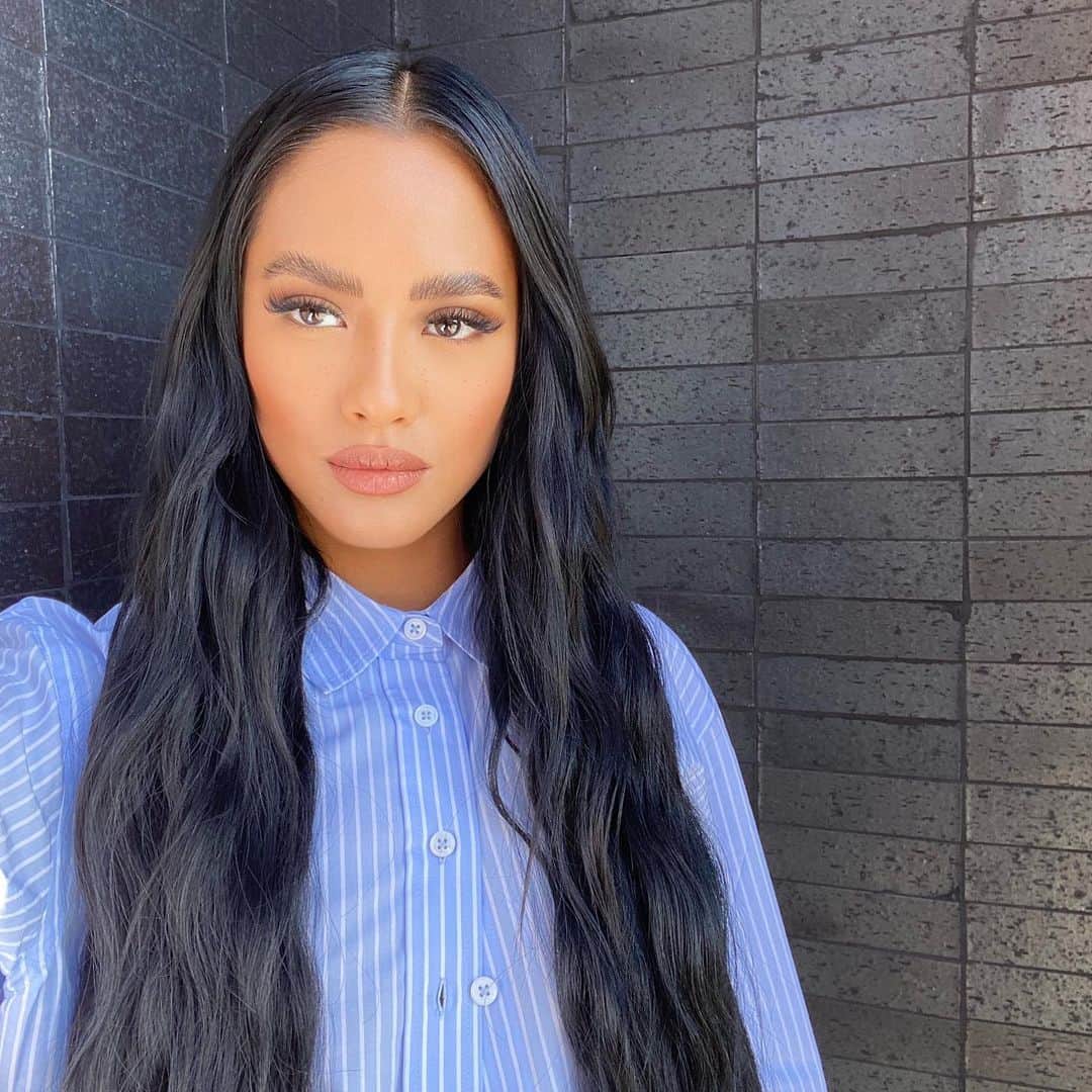 エマリン・エストラーダのインスタグラム：「Ethically sourced from the temples of India, @greatlengthsusa extensions are giving me life ✨✨ #greatlengthsusa #greatlengths #howiwearmygl #sponsored / application by @nancileehair @kimvosalon」