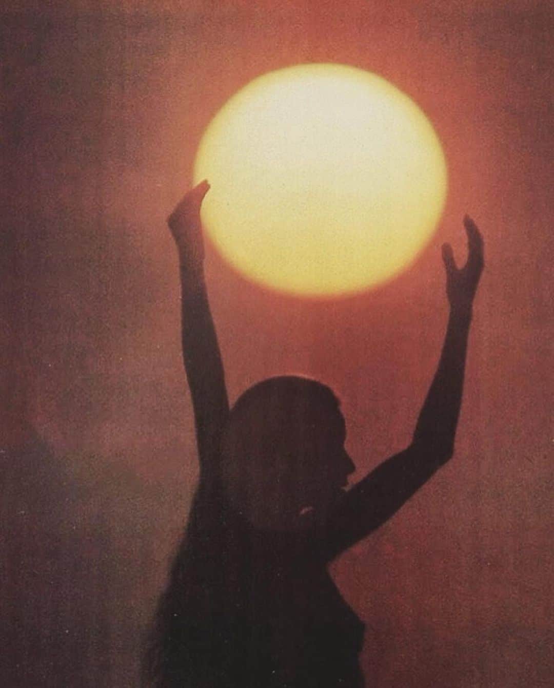 フラヴィア・ルチーニのインスタグラム：「Grateful and so thankful to Mother Nature. grato à mãe natureza 🌕🪐🌏💫 #loveyourmother #happythanksgivng」