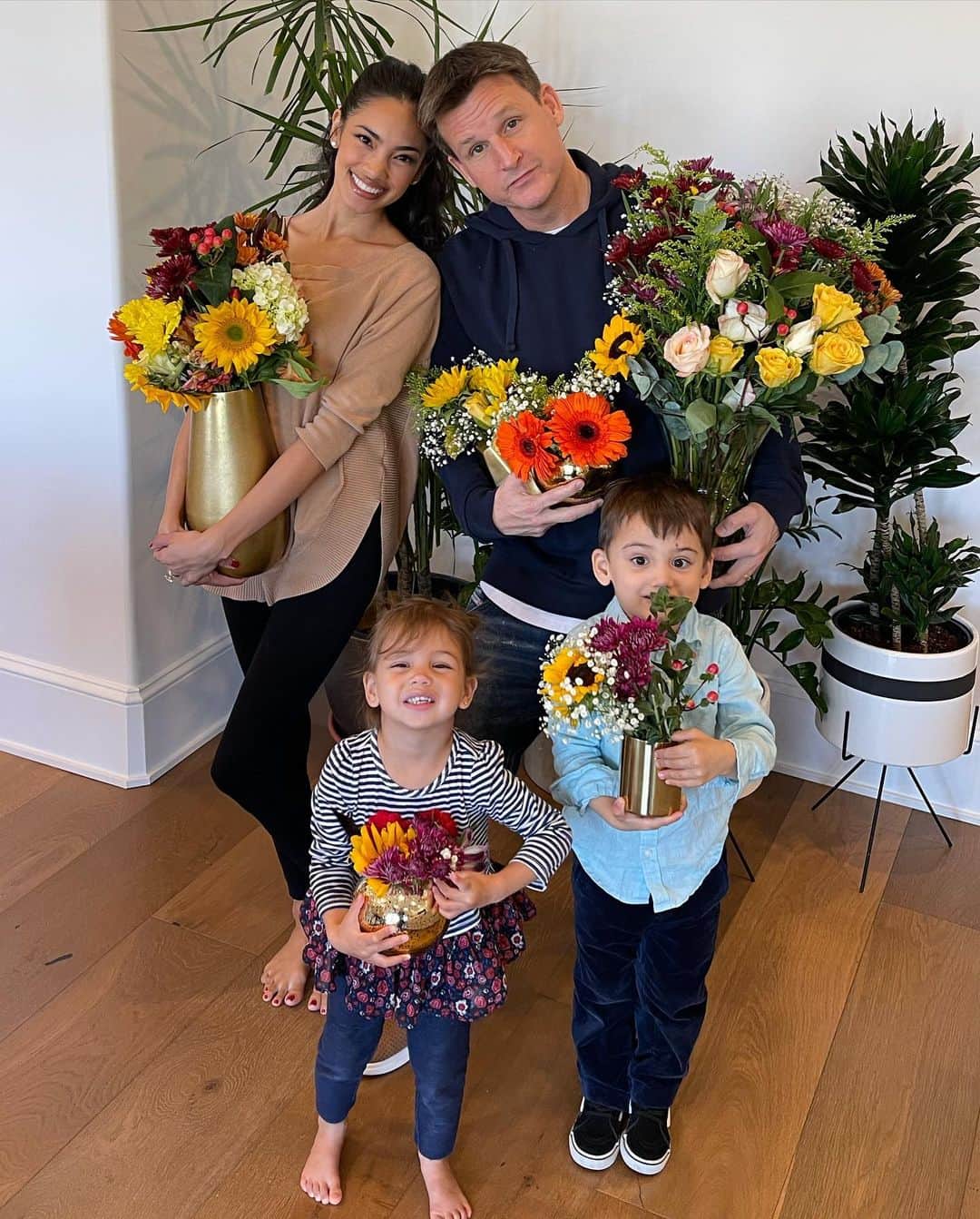 ロブ・ディアデックのインスタグラム：「Happy Thanksgiving to all. An all new tradition is born. Family flower arrangements before we eat. I never knew how fun flower arranging could be. So thankful for so much. More life, more family, more flowers, and more comfort.」
