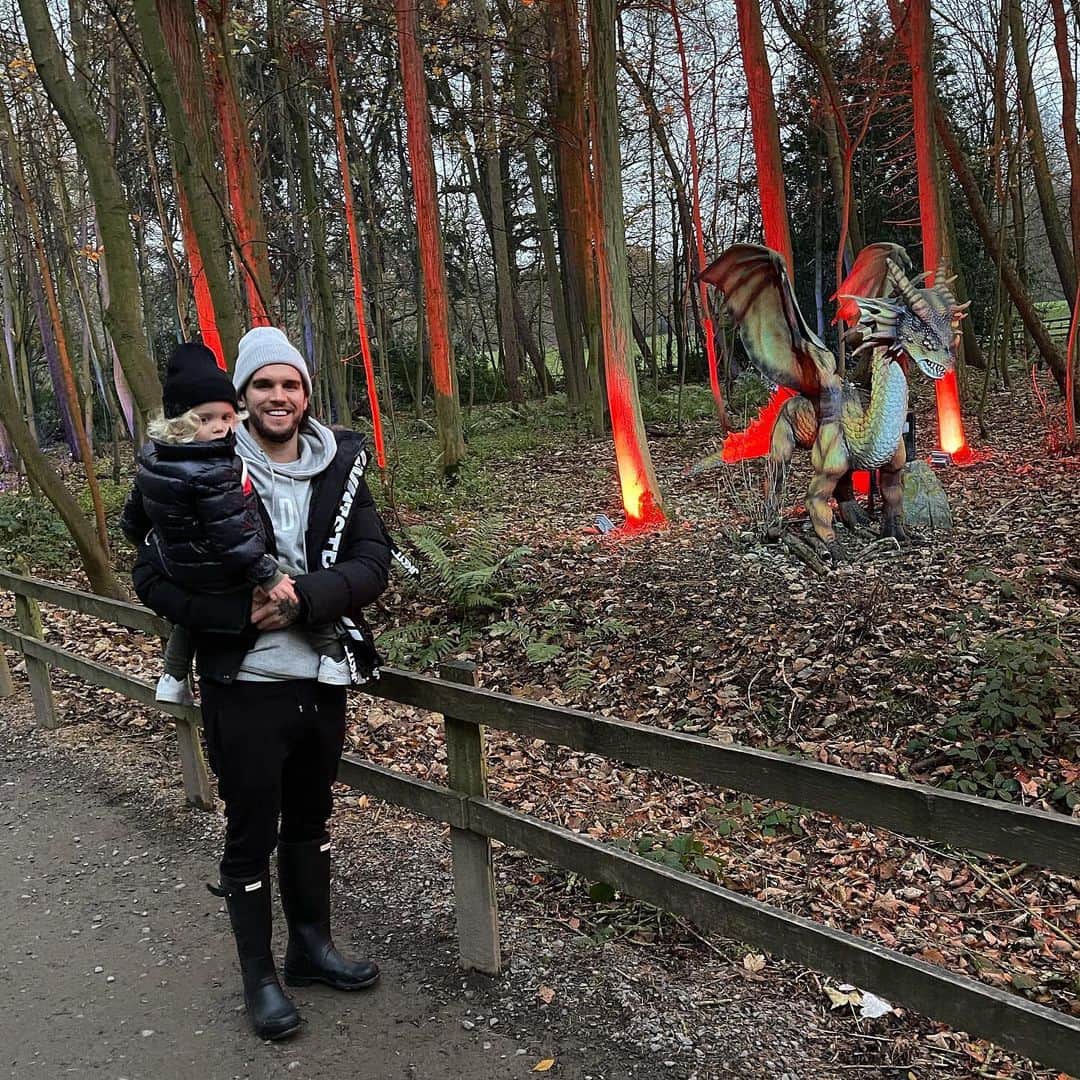 GazGShoreさんのインスタグラム写真 - (GazGShoreInstagram)「Nothing to see here just me Chester and a dragon 🐉 😂💙 nice family walk around stockheld park to see the Xmas lights 😘」11月27日 6時25分 - gazbeadle