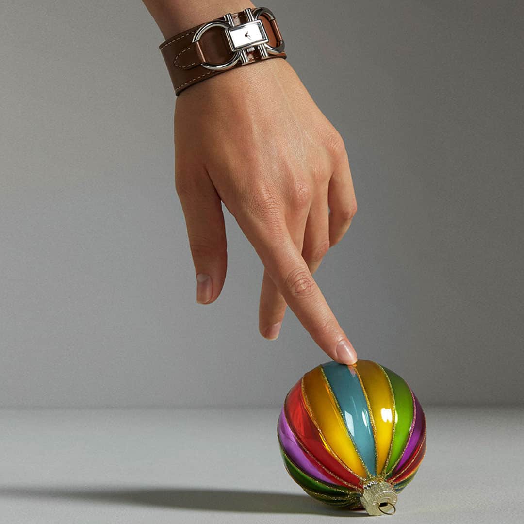 サルヴァトーレ・フェラガモのインスタグラム：「This festive season cherish your loved ones with the exceptional gift of time. Treasured moments together are the ones to remember forever. Featured here is a Double Gancini Cuff women’s watch enriched with a leather strap that celebrates the tradition of the Maison's leather goods. #UnwrappingJoy #FerragamoHoliday」