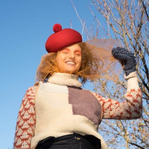 ロサモサさんのインスタグラム写真 - (ロサモサInstagram)「rosa mosa one of a kind shearling vests are in the making right now #onebyone  + mittens by rosa mosa + red hat in collabo of rosa mosa with @muehlbauer_hats + free worldwide shipping on orders over €300.- is still on till Nov. 28, please apply discount code ‚mindthenet’ at check-out + #rosamosa #oneofakind #uniquepiece #shearling #vest #mittens #redhat #beret #avantgarde #supportthemakers #supportyourlocal #shoplocal #muhlbauer #hatlove #contemporary #vienna #style #wienlove #slowfashion  + photo @elsaokazaki  styling/model @johannabouvier_  hair/make @paint_by_n」11月27日 6時31分 - rosamosavienna