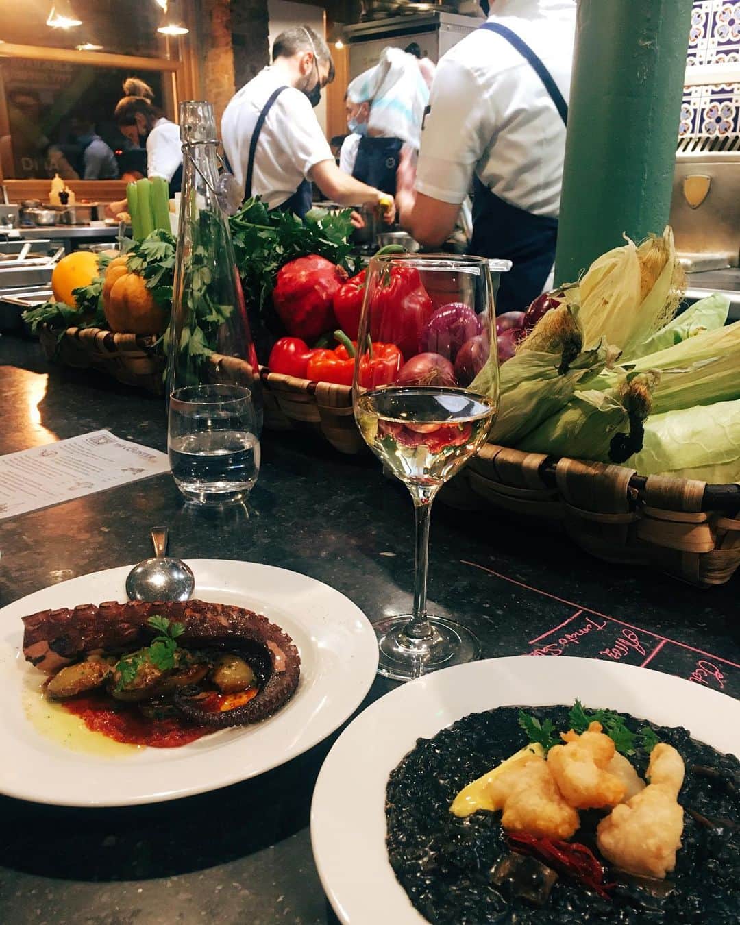 Yu-kiのインスタグラム：「There are a lot of great Spanish restaurant in London, this is one of it @sabor_ldn 🇪🇸 It has two floors, I’ve only been downstairs a couple times which I definitely would recommend😎 ロンドンにはたくさんスパニッシュレストランあるけど、その中のお気に入りのひとつがここ。2階あるけど一階のカウンターがおススメ！何度か行ったけどどれもとてもおいしかった👍🏻#london#spanishrestaurantlondon」