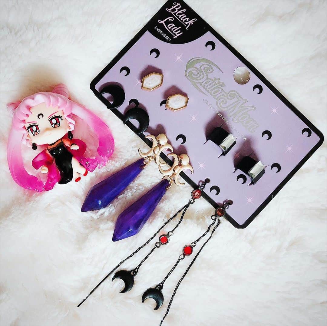 のインスタグラム：「✨🌙 I had to get this Black Lady earring set from @boxlunchgifts! I keep getting things but have nowhere to wear them! #lockdown 🌙✨  #sailormoon #blacklady #boxlunchgifts #セーラームーン」