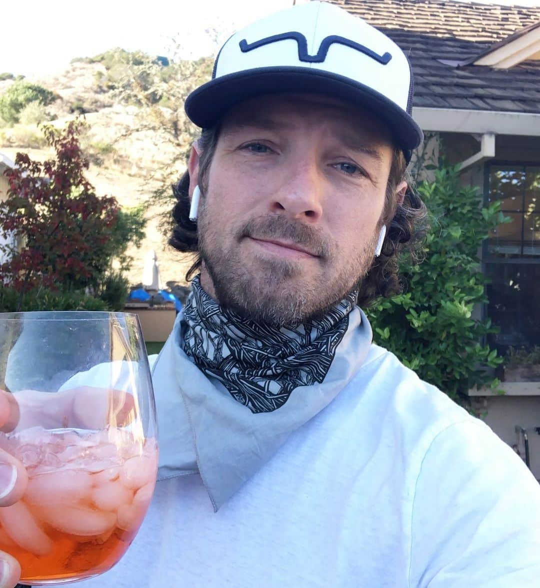 イアン・ボーエンさんのインスタグラム写真 - (イアン・ボーエンInstagram)「Happy Turkey and Aperol Spritz day.」11月27日 6時41分 - ianbohen