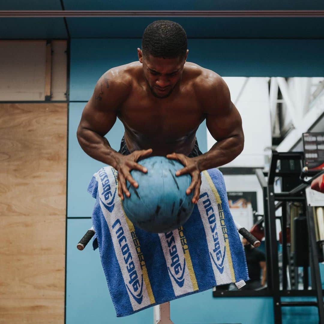 アンソニー・ジョシュアのインスタグラム：「Each fight holds a story 💥 @daznboxing」