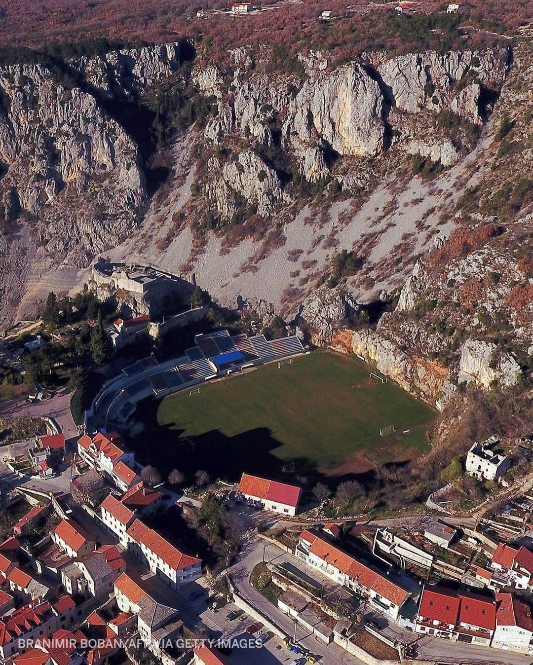 スポーツセンターさんのインスタグラム写真 - (スポーツセンターInstagram)「These soccer stadiums around the world have some of the most incredible views. 🙌 (via @aahmm)」11月27日 7時04分 - sportscenter