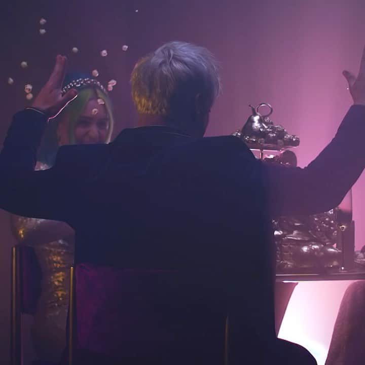 シェパードのインスタグラム：「Solid Gold video clip is out now for you all to see... pretty sure Goldmember would approve. Check it out now, link in bio!」