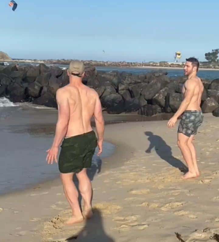 デビッド・ポーコックのインスタグラム：「You got a rock you got a gym! 😂 Improvised beach workout with @stevepocock. Beach sprints with Hunter the labrador afterwards ❤️  Filmed by my mom 😍  #granimals」