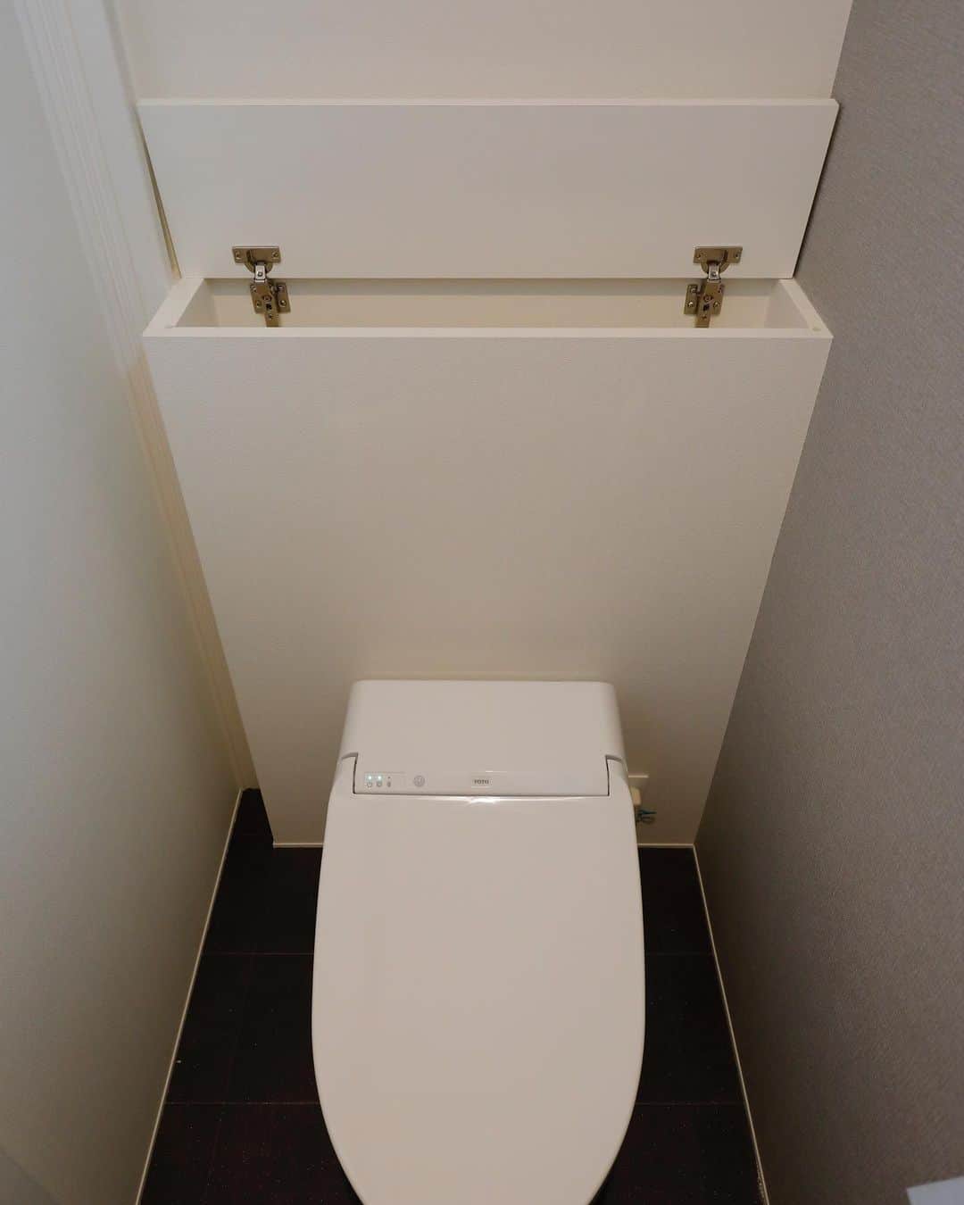 ナガタ建設さんのインスタグラム写真 - (ナガタ建設Instagram)「太宰府市坂本の ナガタ建設の分譲地 都府楼の杜にある 『G4 LIFE』 シンプルなトイレ。 収納は腰壁を作って、その中に♬ #トイレ #トイレ収納 #トイレ収納棚 ☞@nagatanoie フォローやいいね！して頂けると凄く喜びます😁 ・ ｰｰｰｰｰｰｰｰｰｰｰｰｰｰｰｰｰｰｰｰｰｰｰｰｰｰｰｰｰｰ #リビング  #外観  他の写真はこちら...☞@nagatanoie ｰｰｰｰｰｰｰｰｰｰｰｰｰｰｰｰｰｰｰｰｰｰｰｰｰｰｰｰｰｰ ・ #ナガタ建設 は#福岡 県#太宰府 市にて70年前に製材所から始めた#工務店 です🏠 ・ 『 #ながたのいえ 』 ・ #暮らし から#デザイン する#家づくり を提案する私たちの家は ・ 『太宰府でアナタらしさをきづく家』 をテーマに#新築 #注文住宅 #マイホーム  #工務店だからつくれる家 をお客様と一緒に作ります😆 ・ ながたのいえのお客様はこんな人たち ▷▷▷ #家具 好き #カフェ好き  #インテリア 好き #おしゃれな家 好き #暮らし を楽しむ  #シンプルな暮らし  ・ ※ナガタ建設では、メンテナンスのことも考慮し、施工エリアを太宰府市の本社から車で30分圏内と限定させて頂いておりますm(__)m 施工エリア外のお客様については、個別対応となりますので、ご相談下さい。 ・ #home #mylife」11月27日 7時09分 - nagatanoie